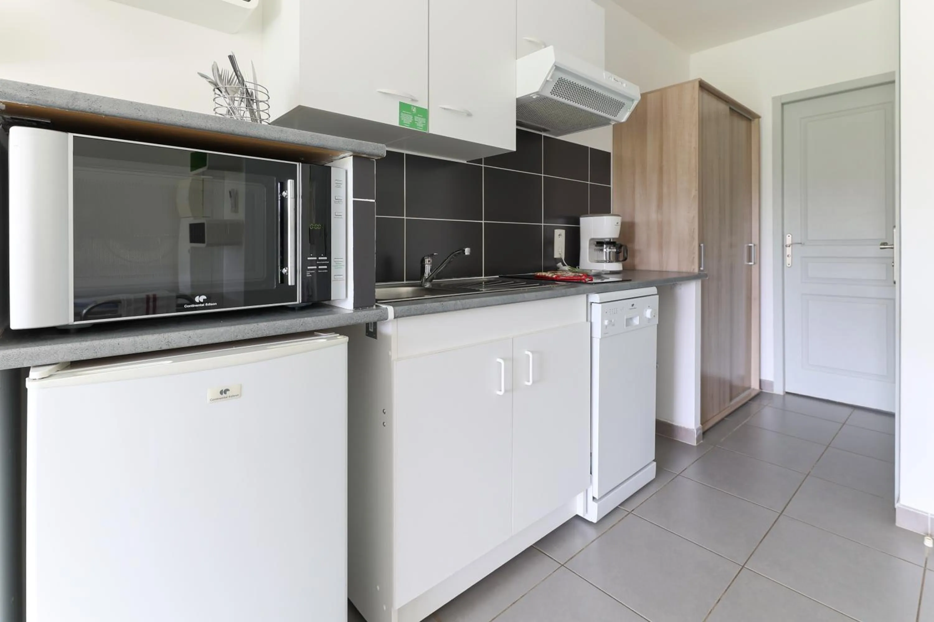 Kitchen or kitchenette in Park & Suites Village Gorges de l'Hérault-Cévennes