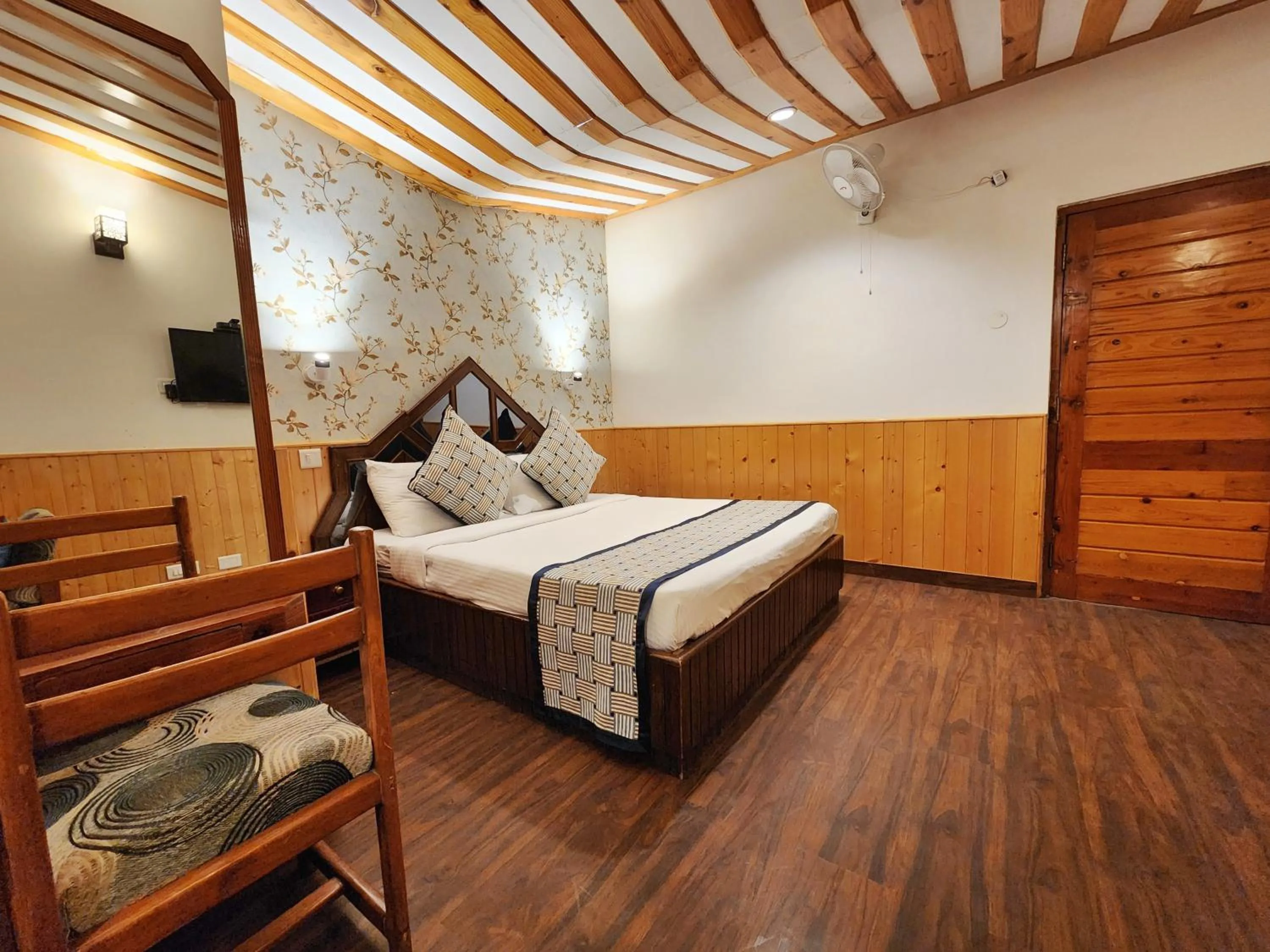 Bed in Hotel Pineview Shimla