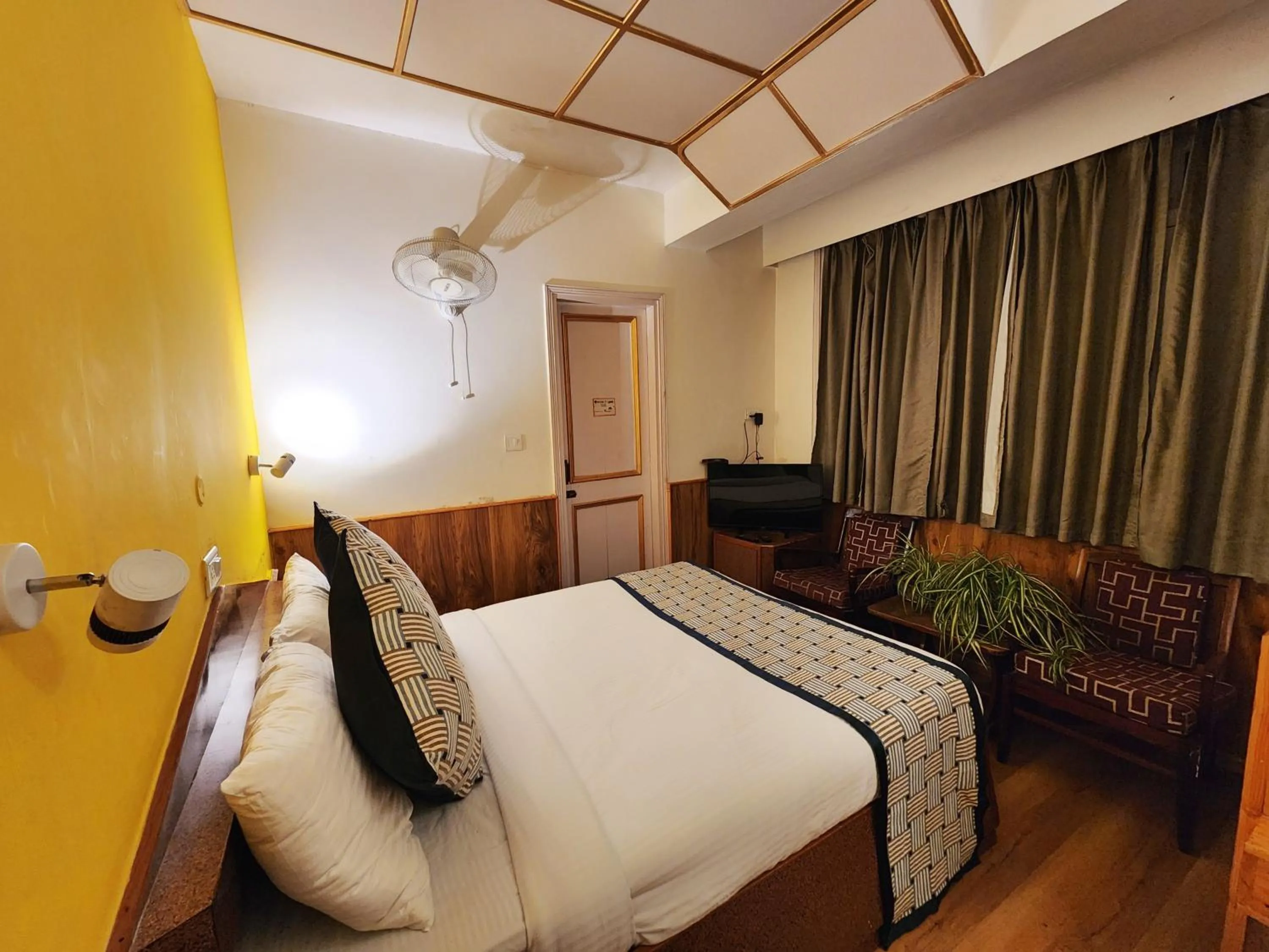 Bed in Hotel Pineview Shimla
