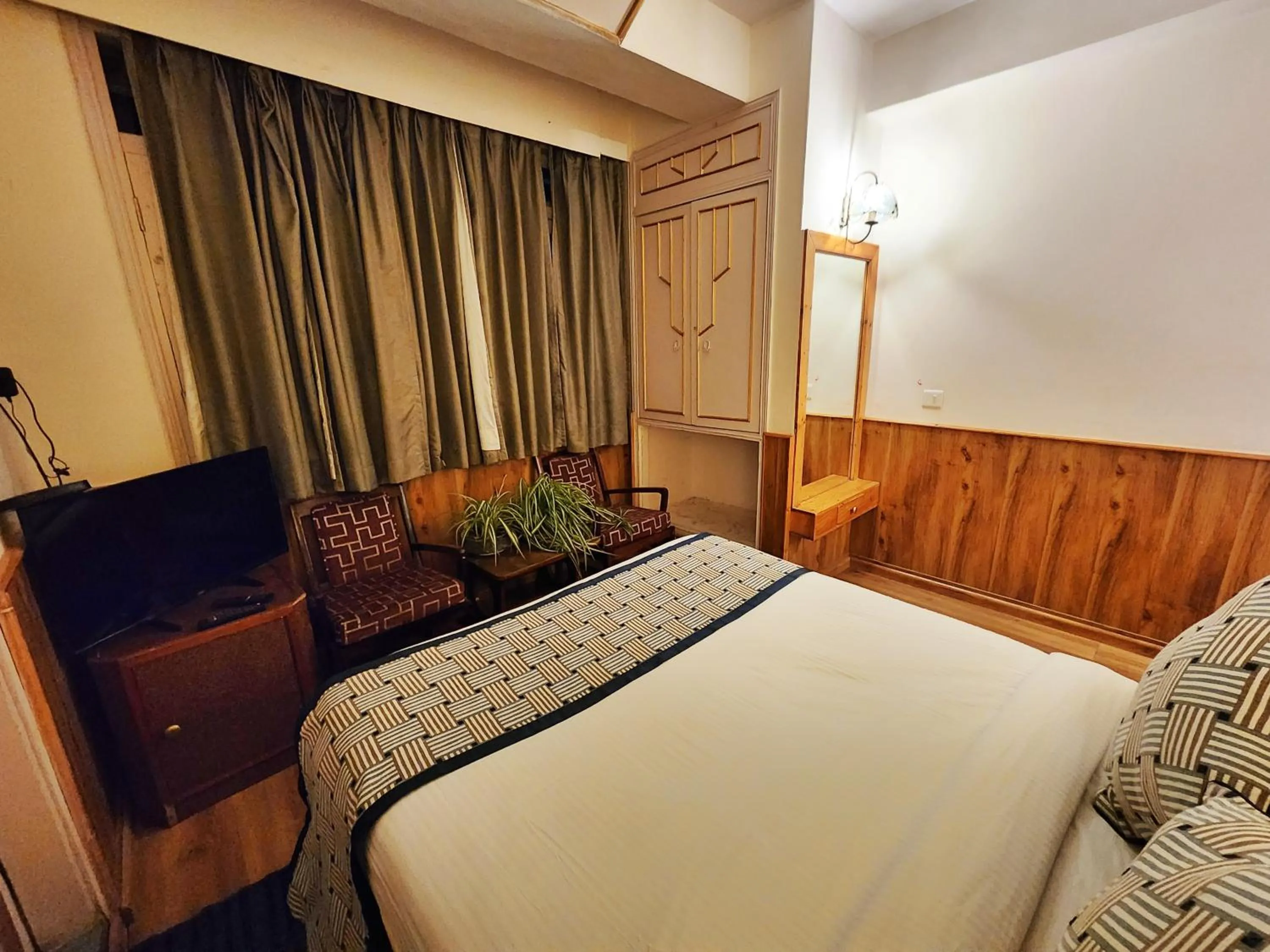 Bed in Hotel Pineview Shimla
