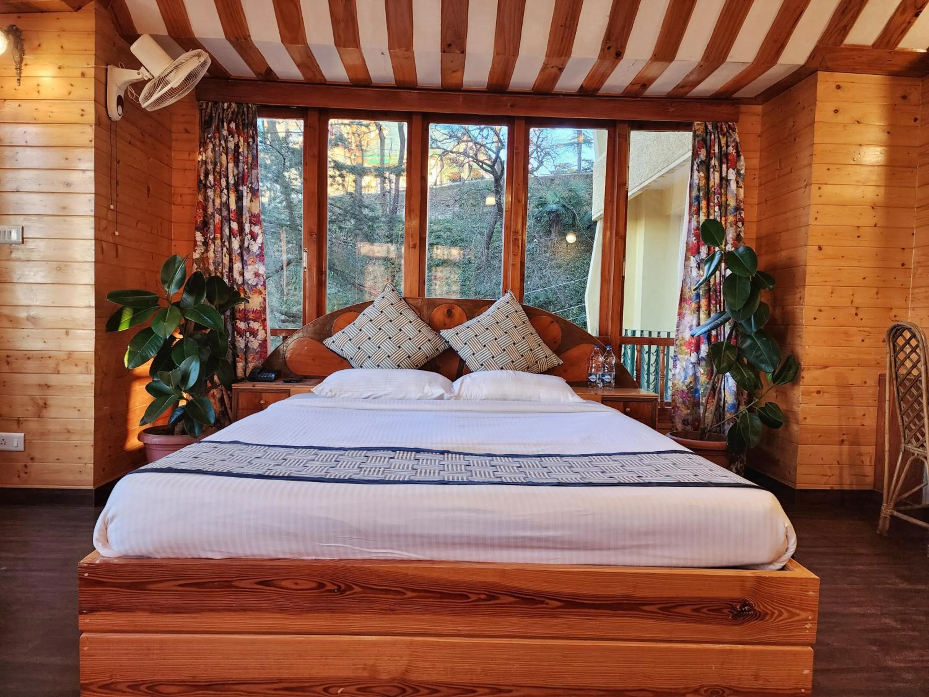 Bed in Hotel Pineview Shimla