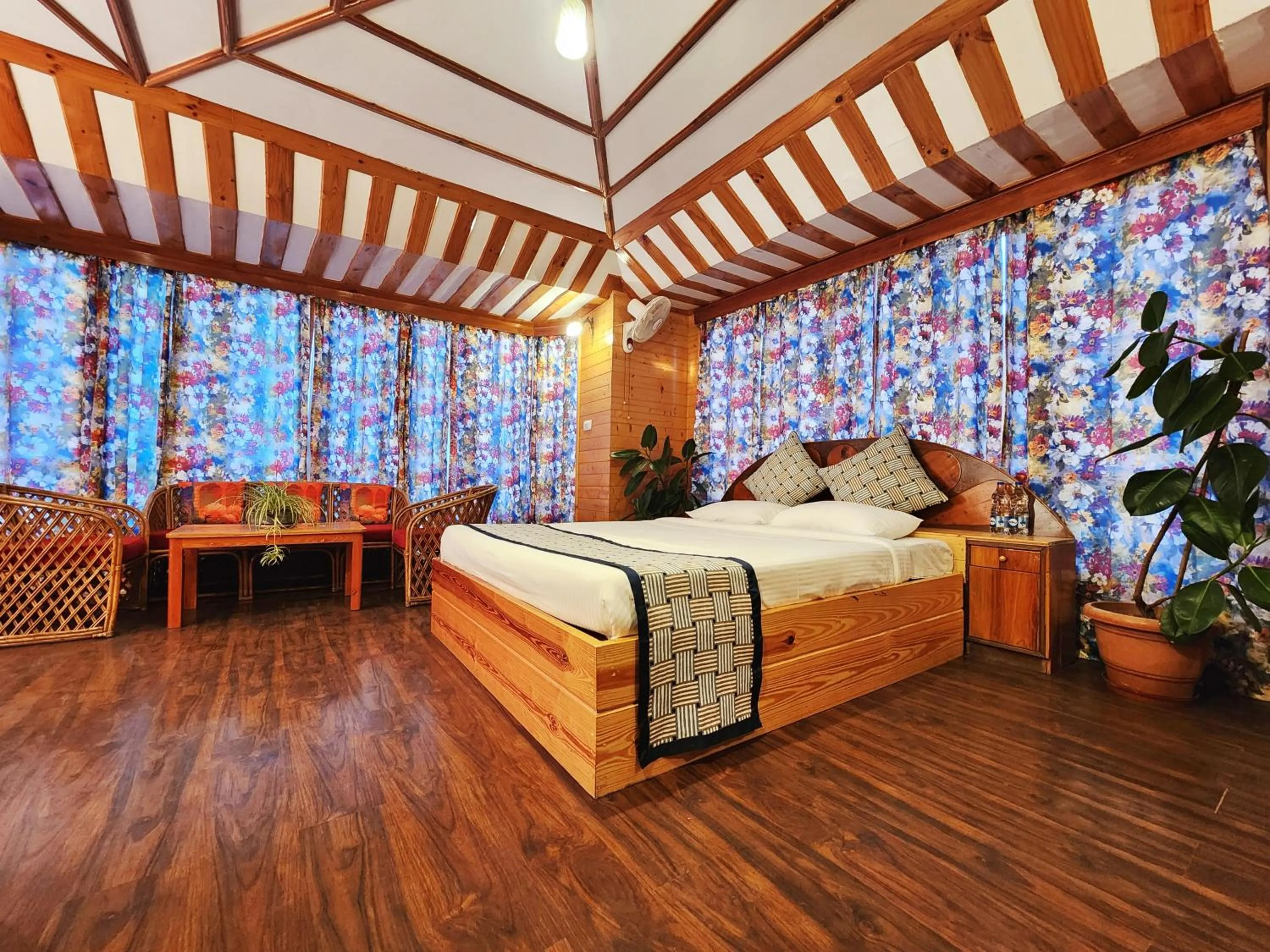 Bed in Hotel Pineview Shimla