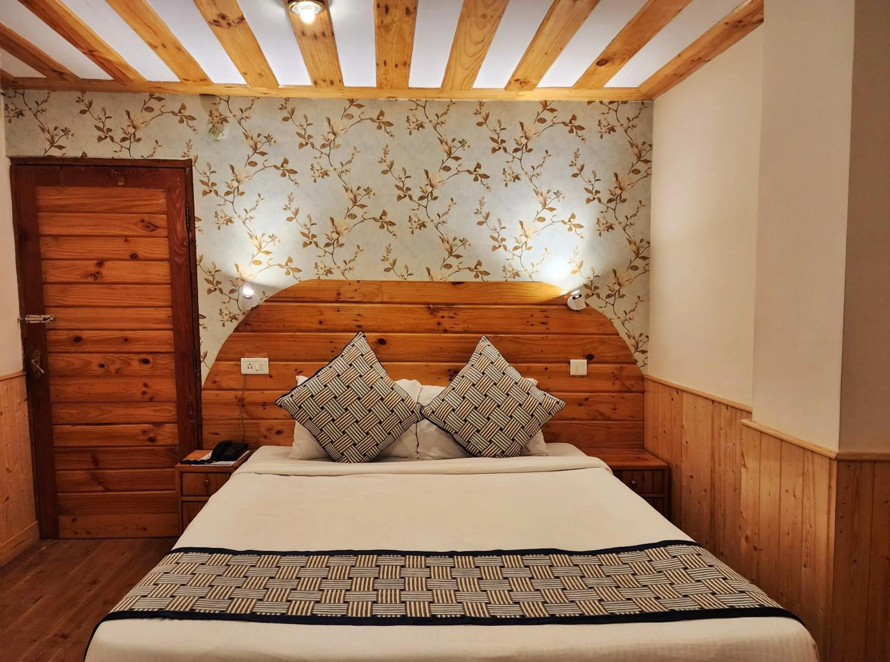 Bed in Hotel Pineview Shimla