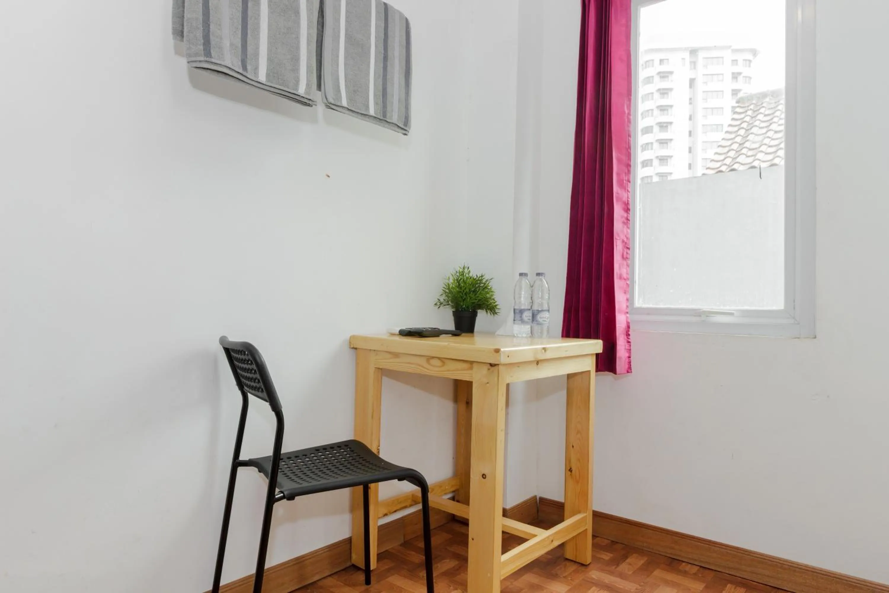 Dining area in RedDoorz Syariah At Taman Bendungan Asahan