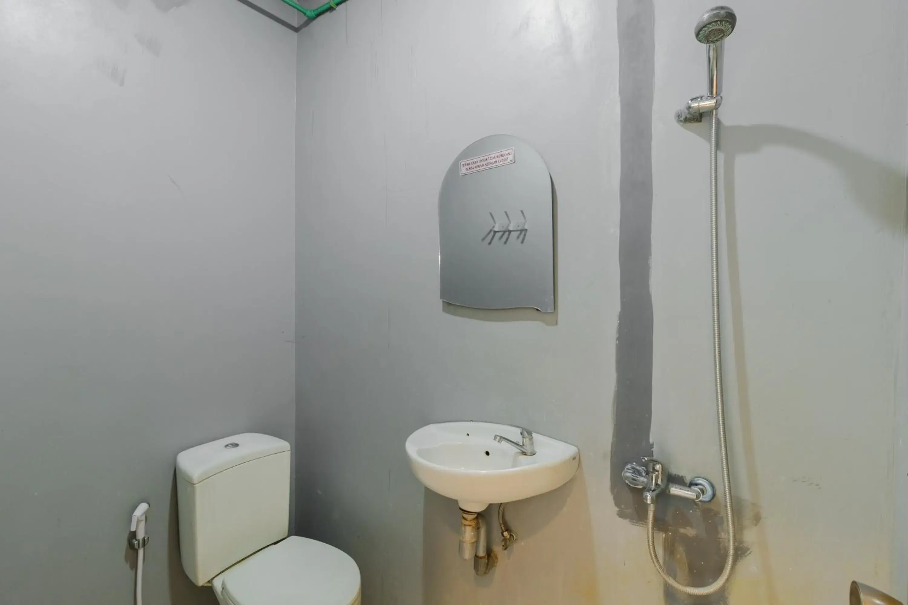 Bathroom in RedDoorz Syariah At Taman Bendungan Asahan Bathroom in RedDoorz Syariah At Taman Bendungan Asahan