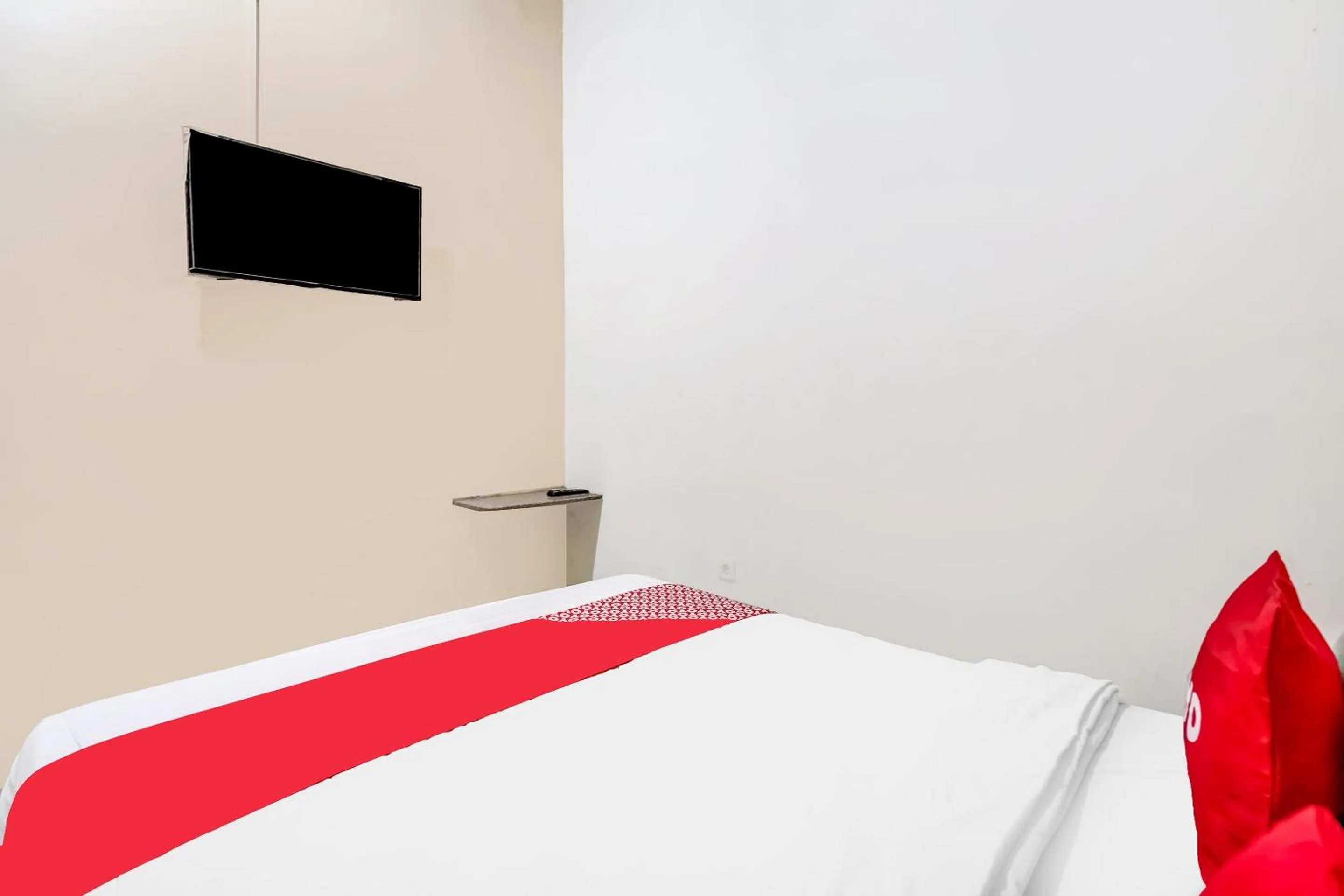 Bedroom, Bed in OYO 91361 Benlin D'kost Syariah