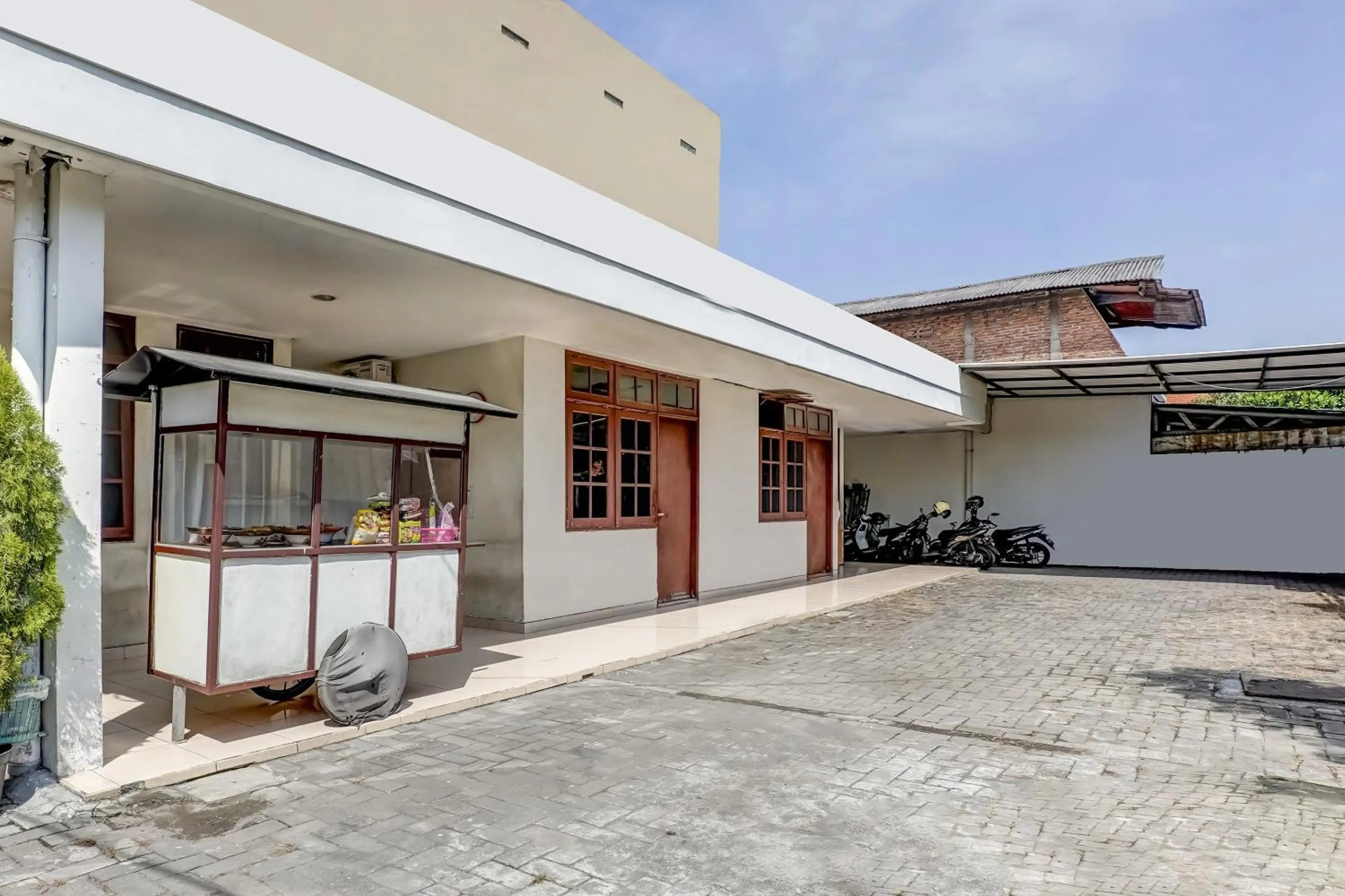 Facade/entrance in OYO 91361 Benlin D'kost Syariah