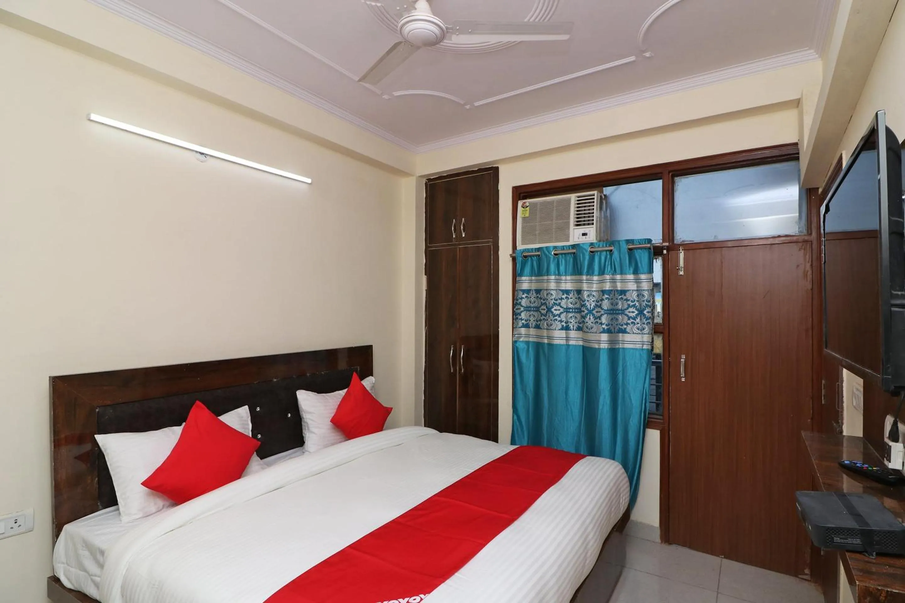 Facade/entrance, Bed in Hotel O Karan stay