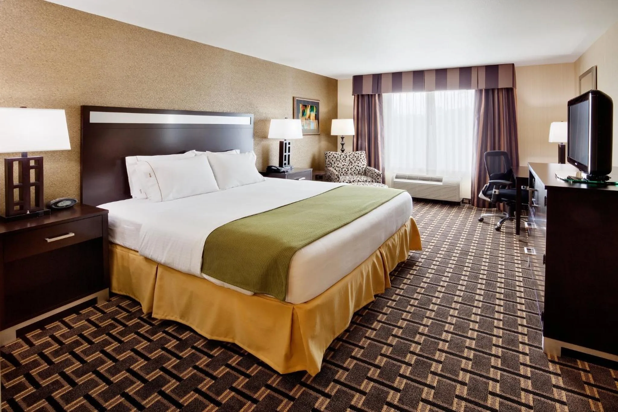 Photo of the whole room, Bed in Holiday Inn Express and Suites Limerick - Pottstown by IHG