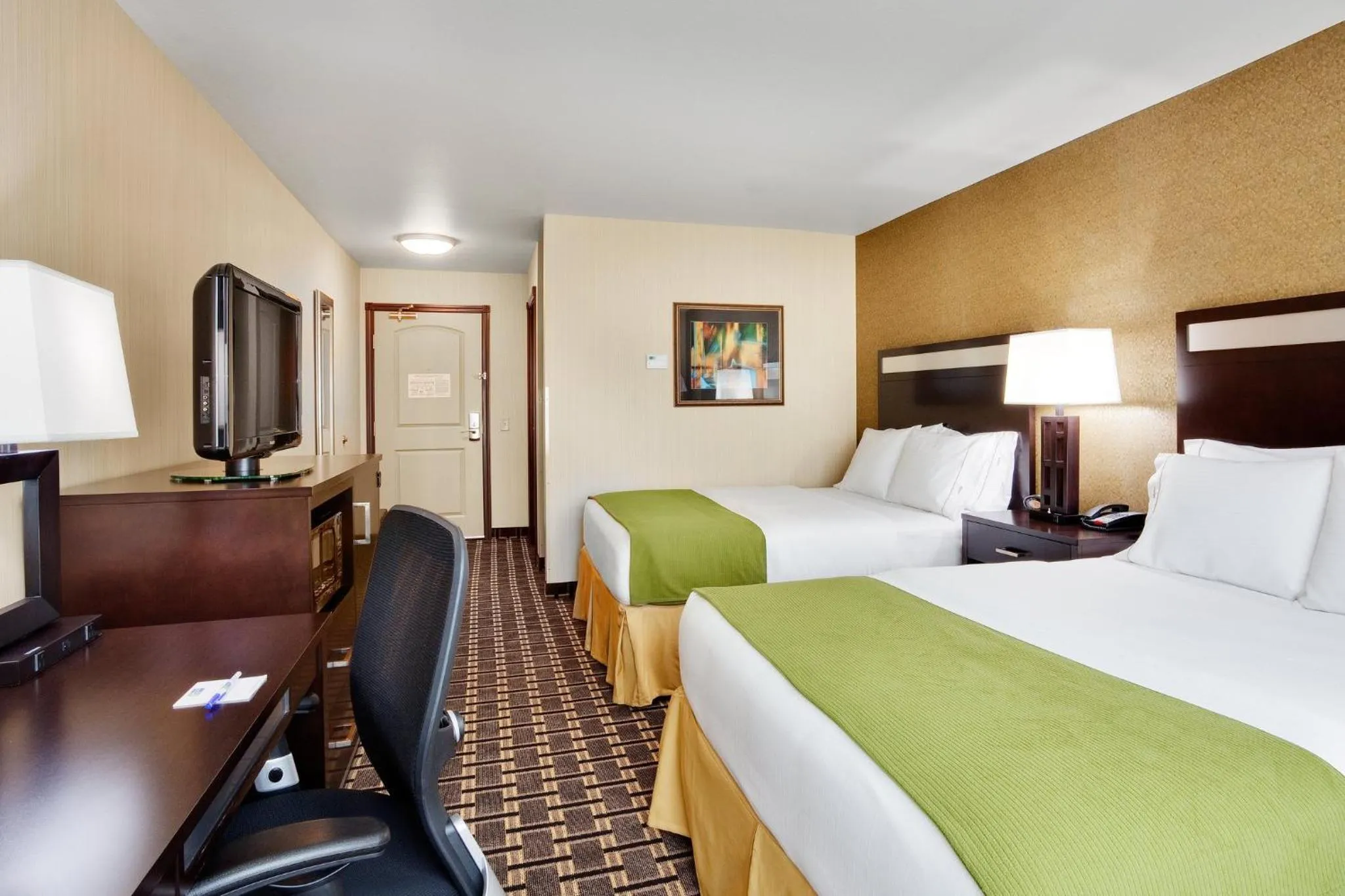 Photo of the whole room, Bed in Holiday Inn Express and Suites Limerick - Pottstown by IHG
