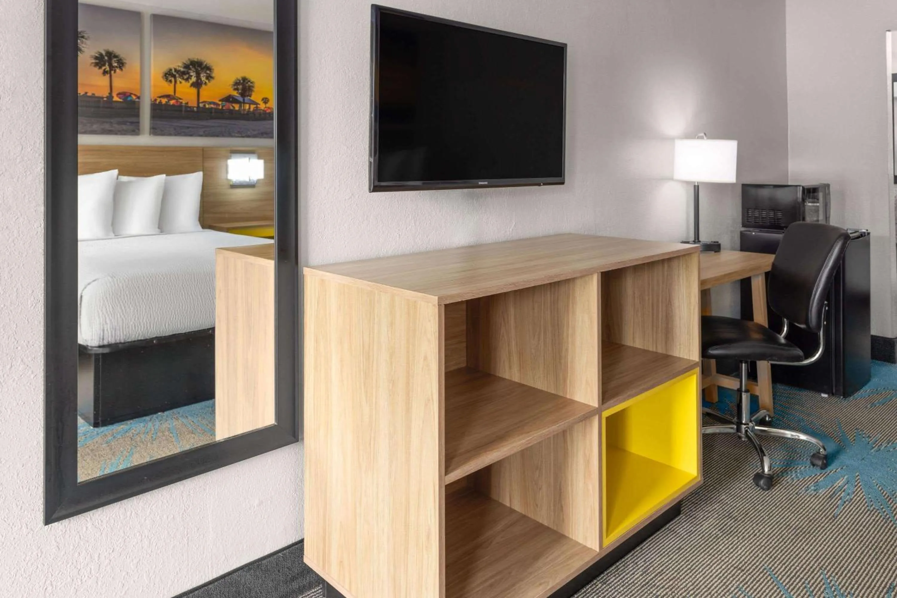 TV and multimedia, Bed in Days Inn by Wyndham Ladson Summerville Charleston