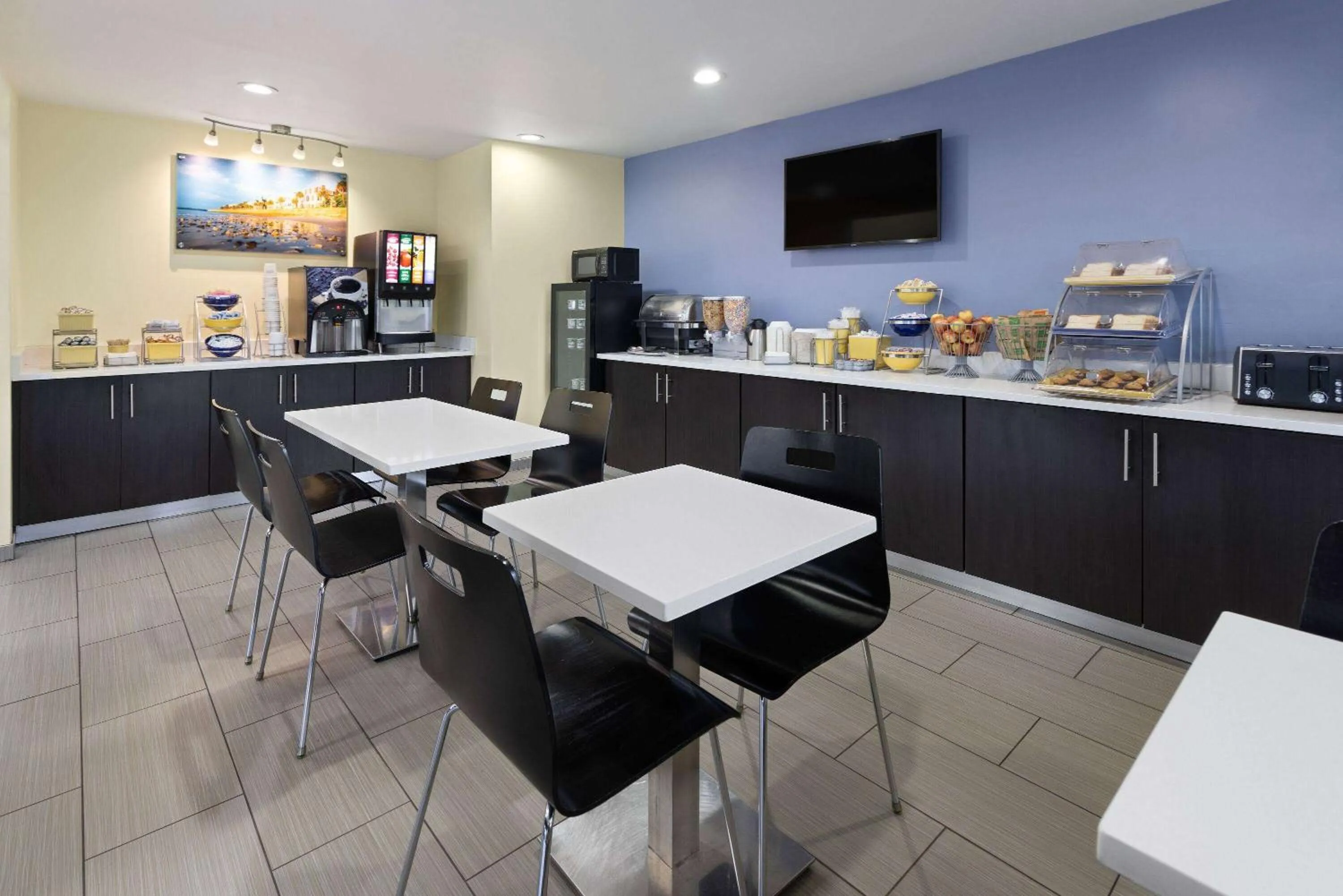 Coffee/tea facilities in Days Inn by Wyndham Ladson Summerville Charleston