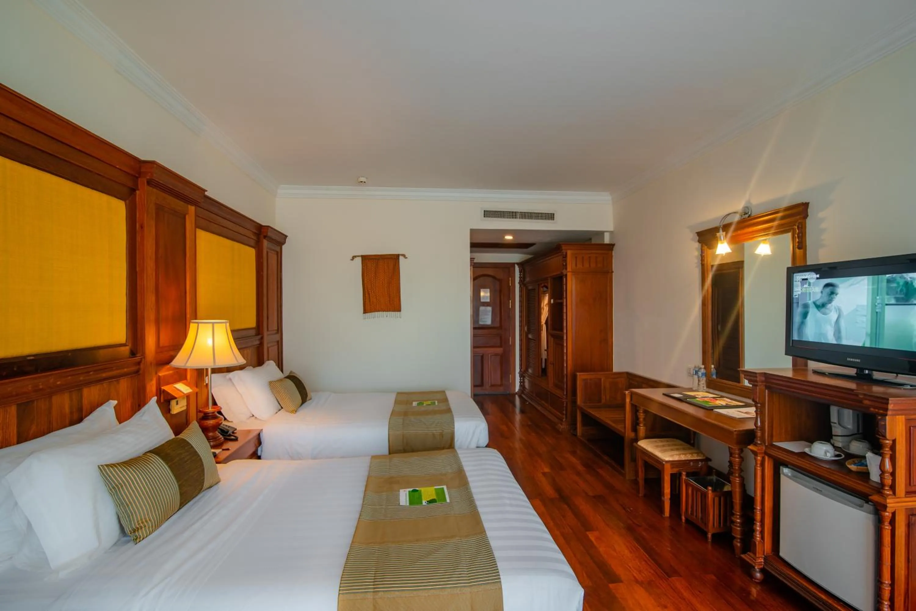 TV and multimedia, Bed in Empress Residence Resort and Spa