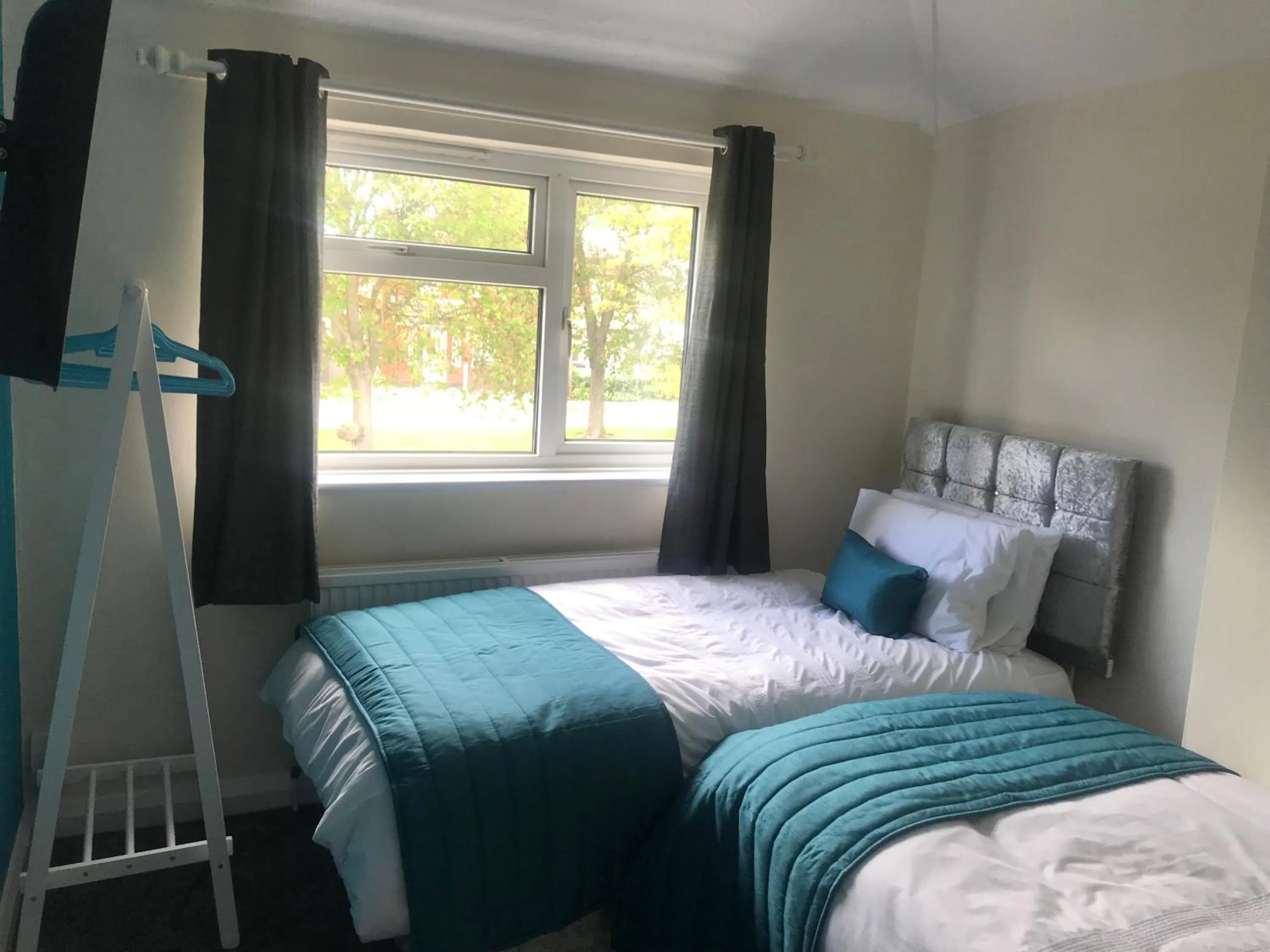 Bedroom, Bed in The Avenues