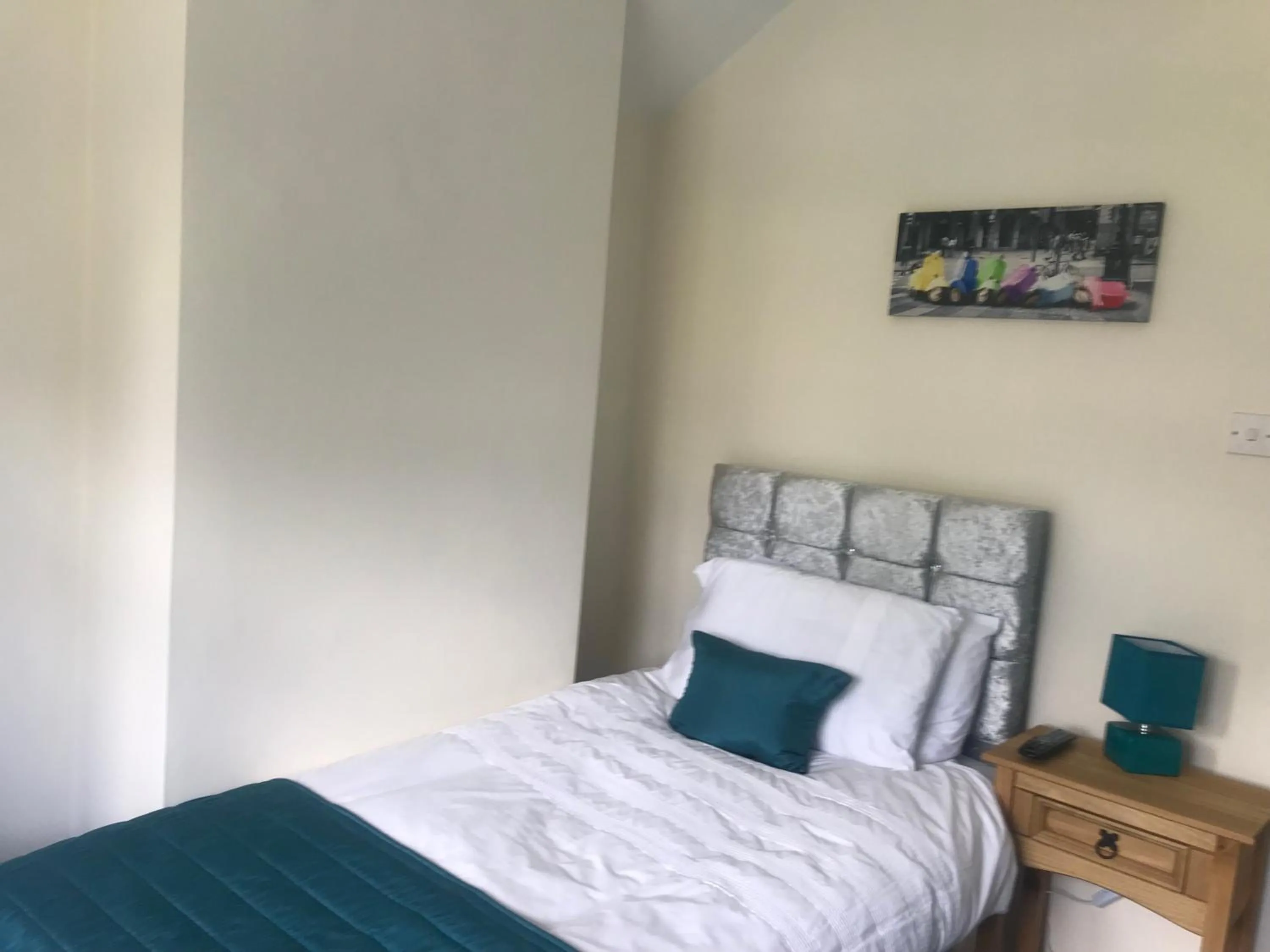 Bedroom, Bed in The Avenues