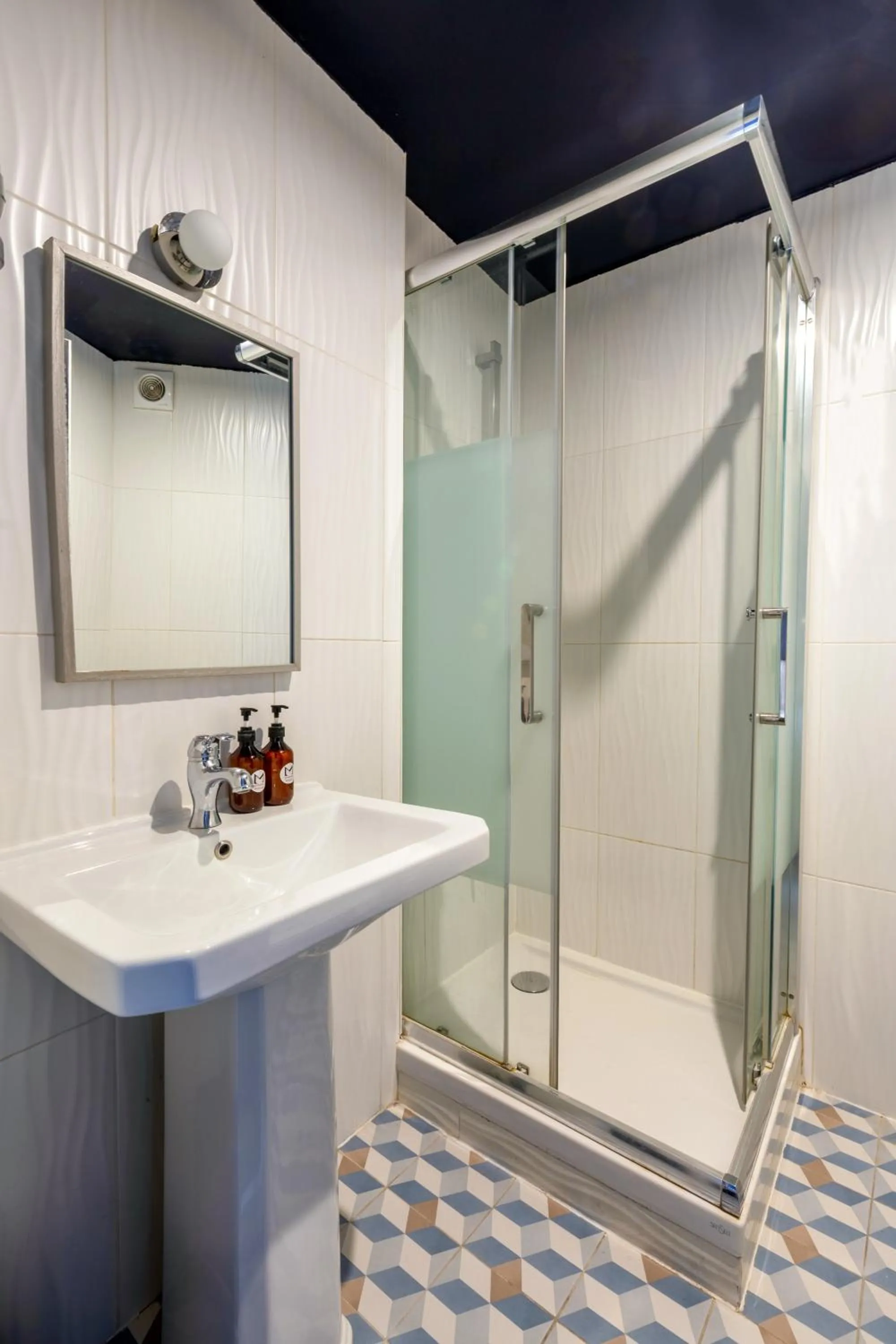 Shower in Hôtel Maât Etoile