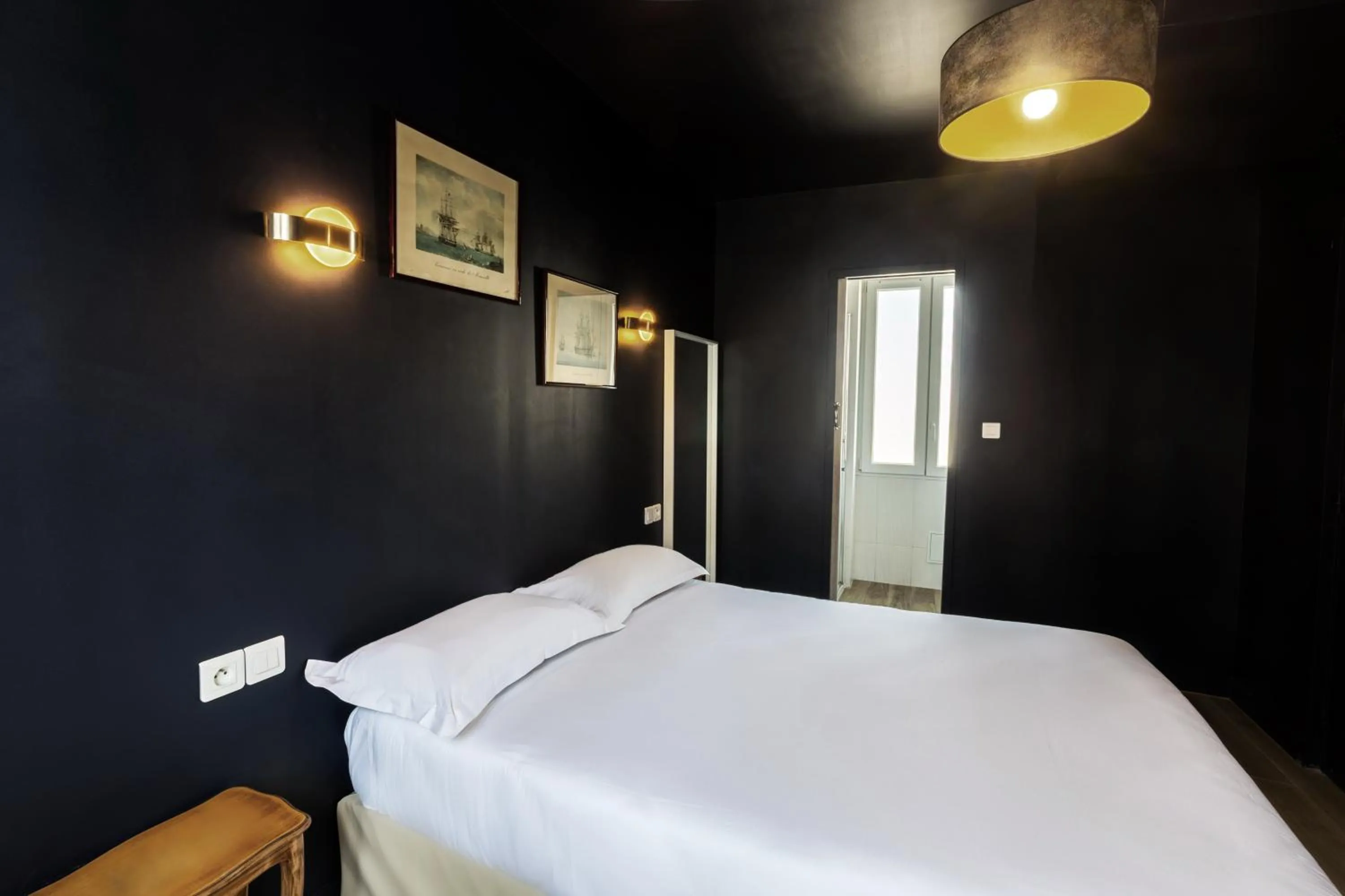 Photo of the whole room, Bed in Hôtel Maât Etoile