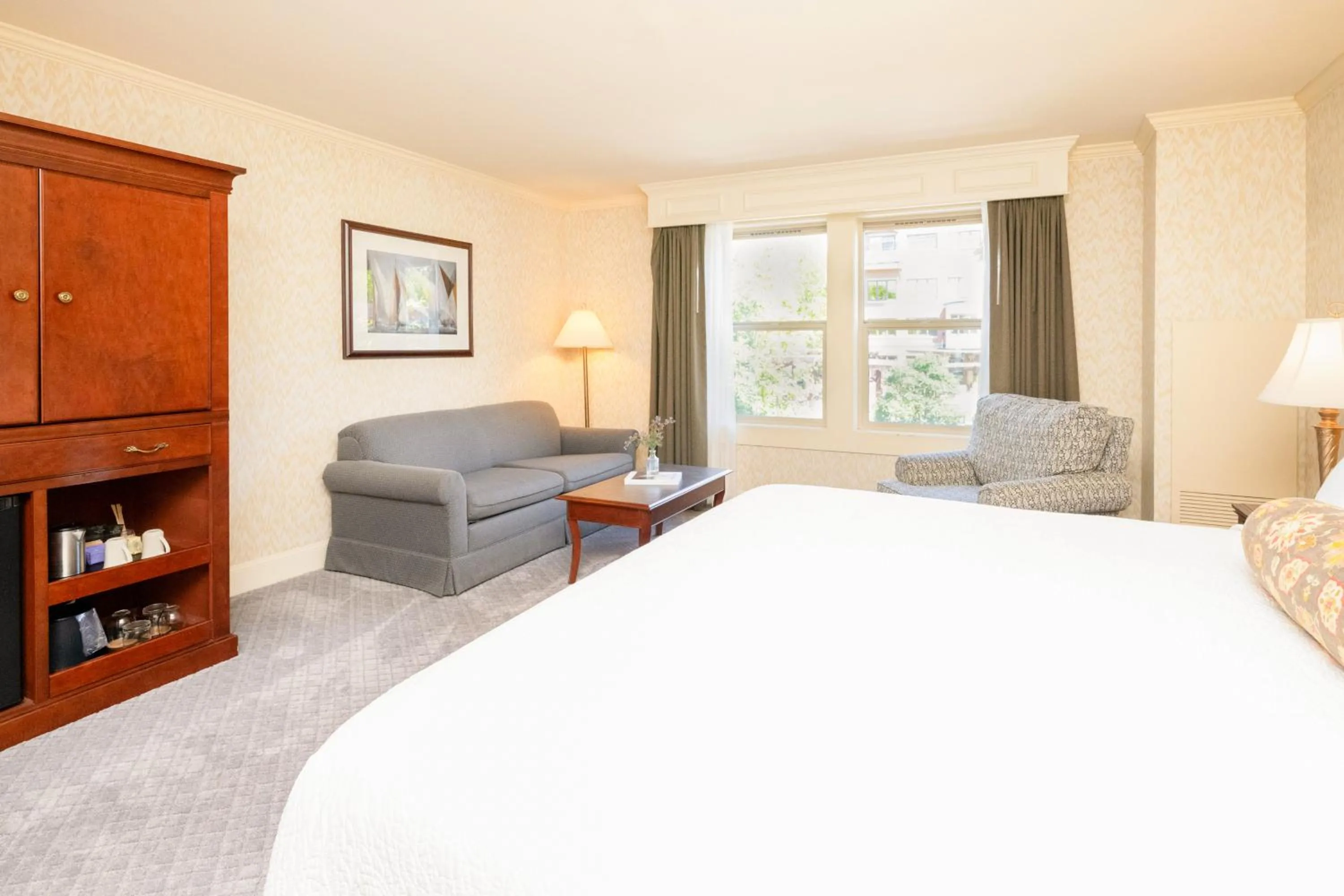 Living room, Bed in Fairhaven Village Inn