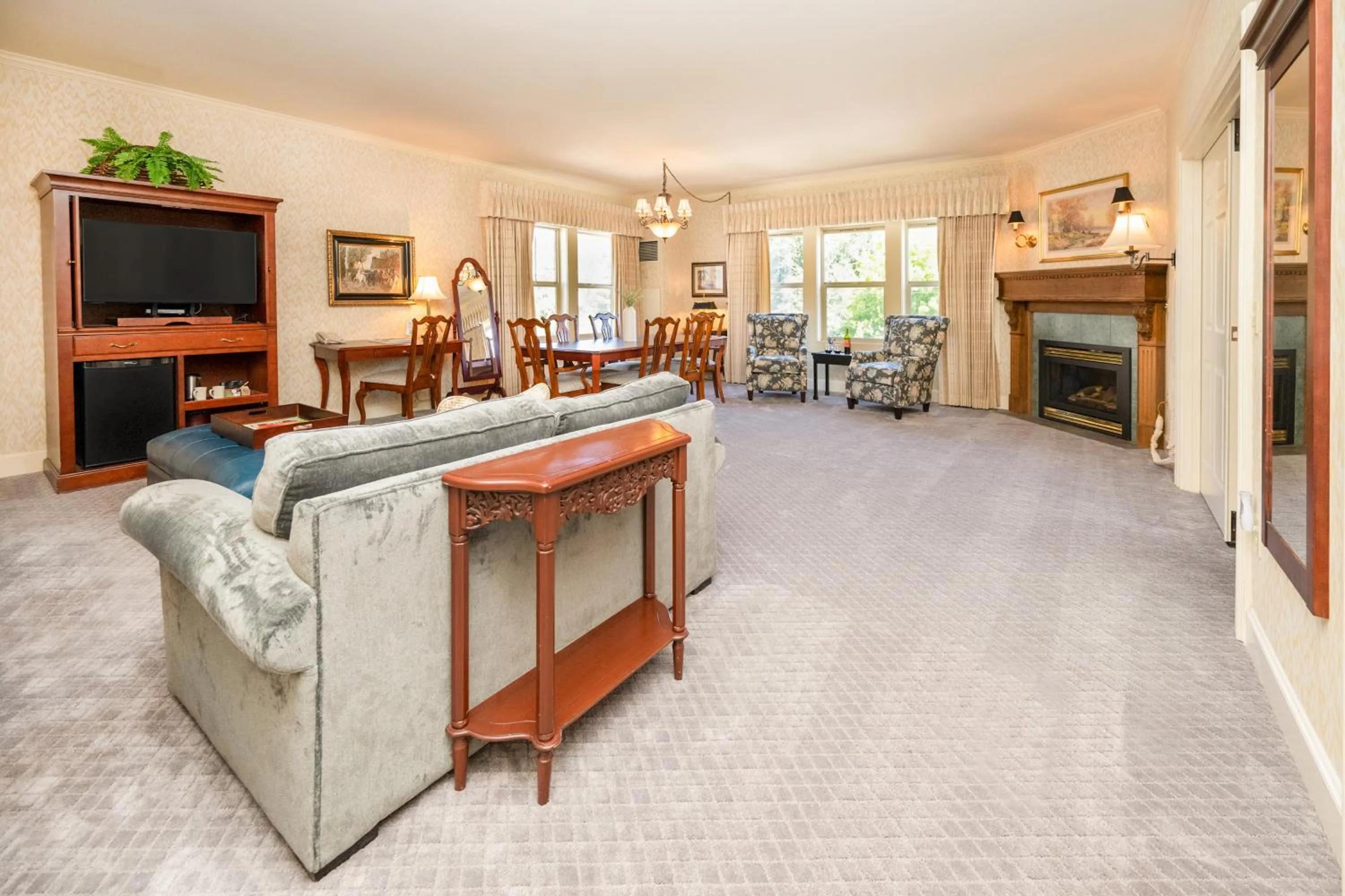 TV and multimedia in Fairhaven Village Inn