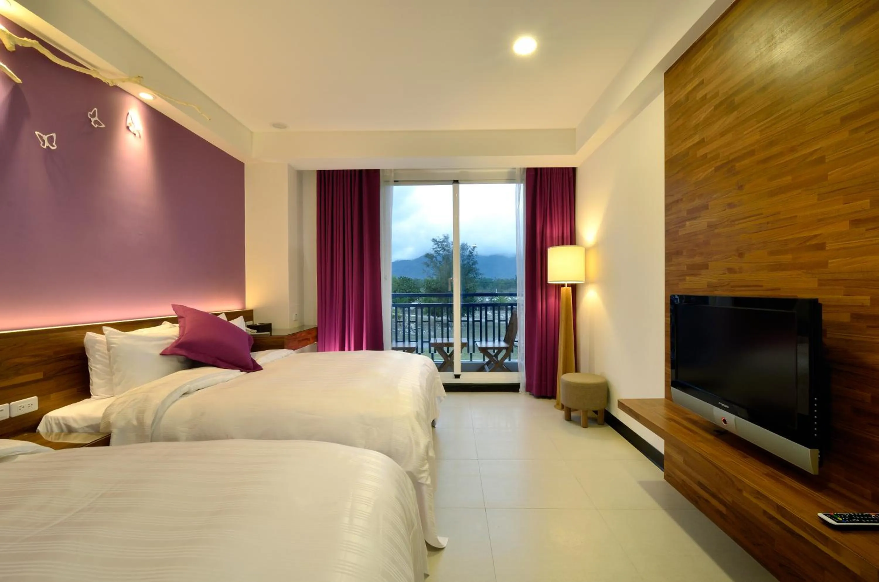 Photo of the whole room, Bed in J Resort