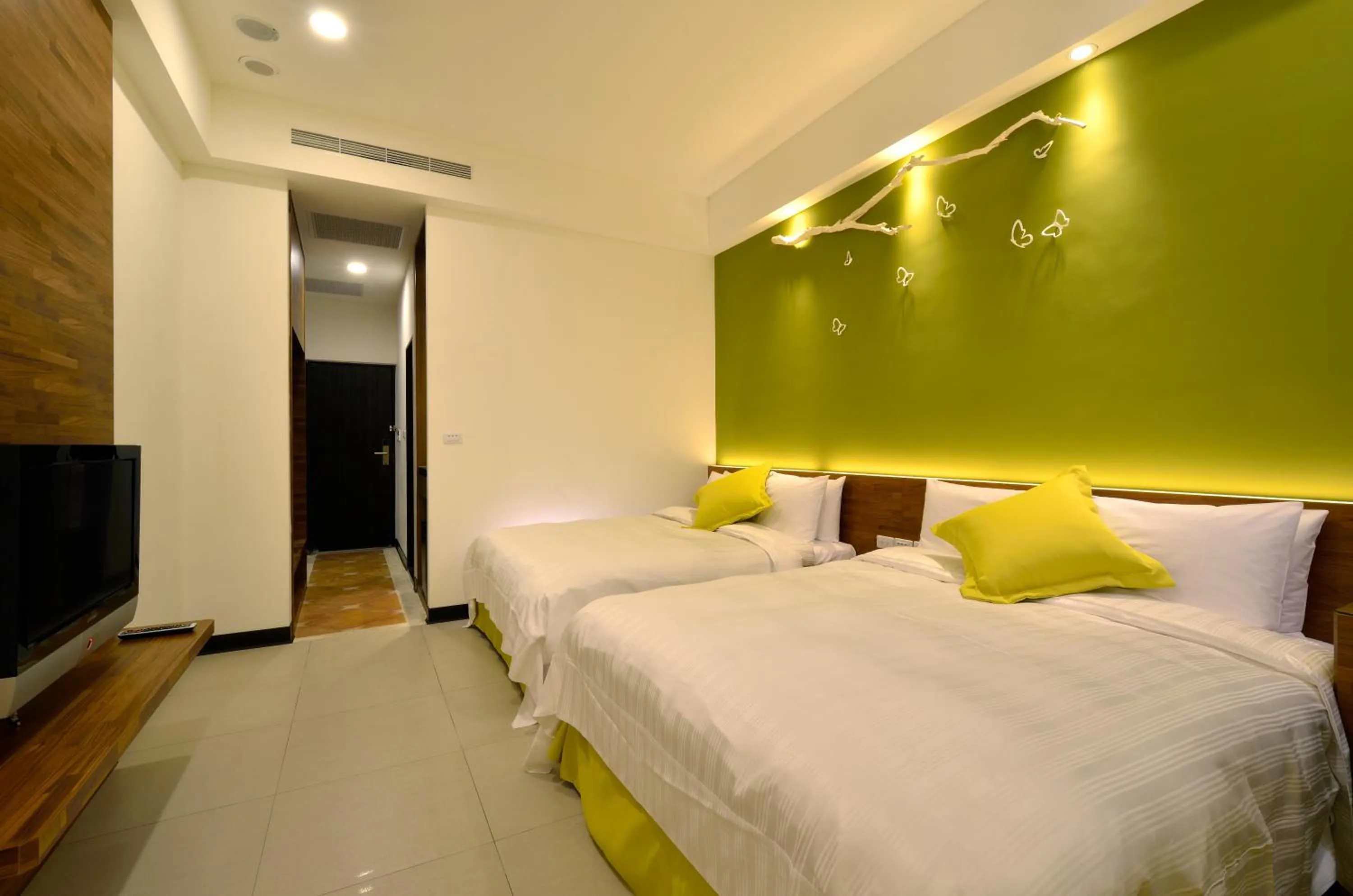 Photo of the whole room, Bed in J Resort