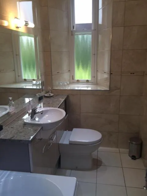 Bathroom in Ledgowan Lodge Hotel