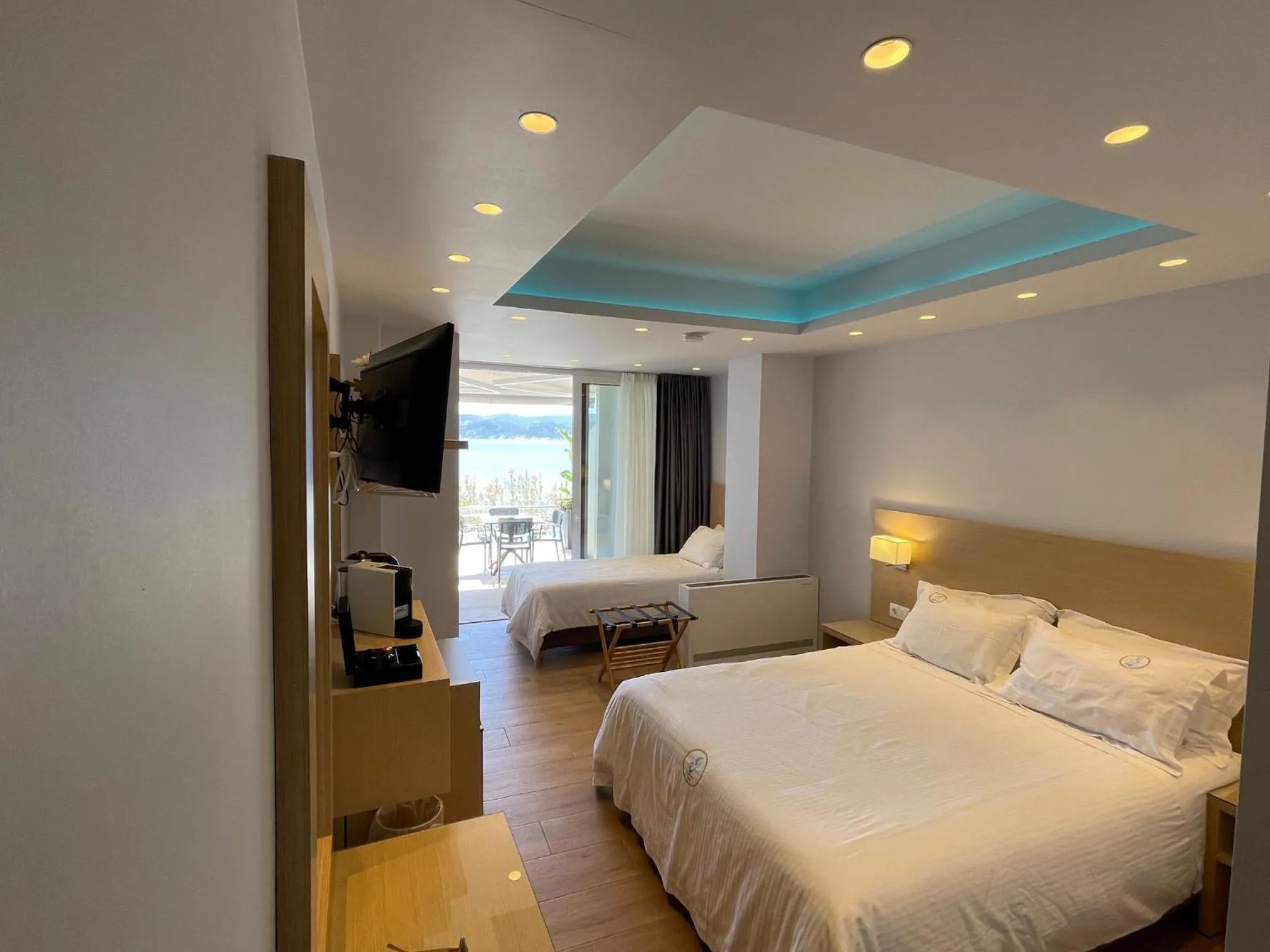 Bed in Thalassa view