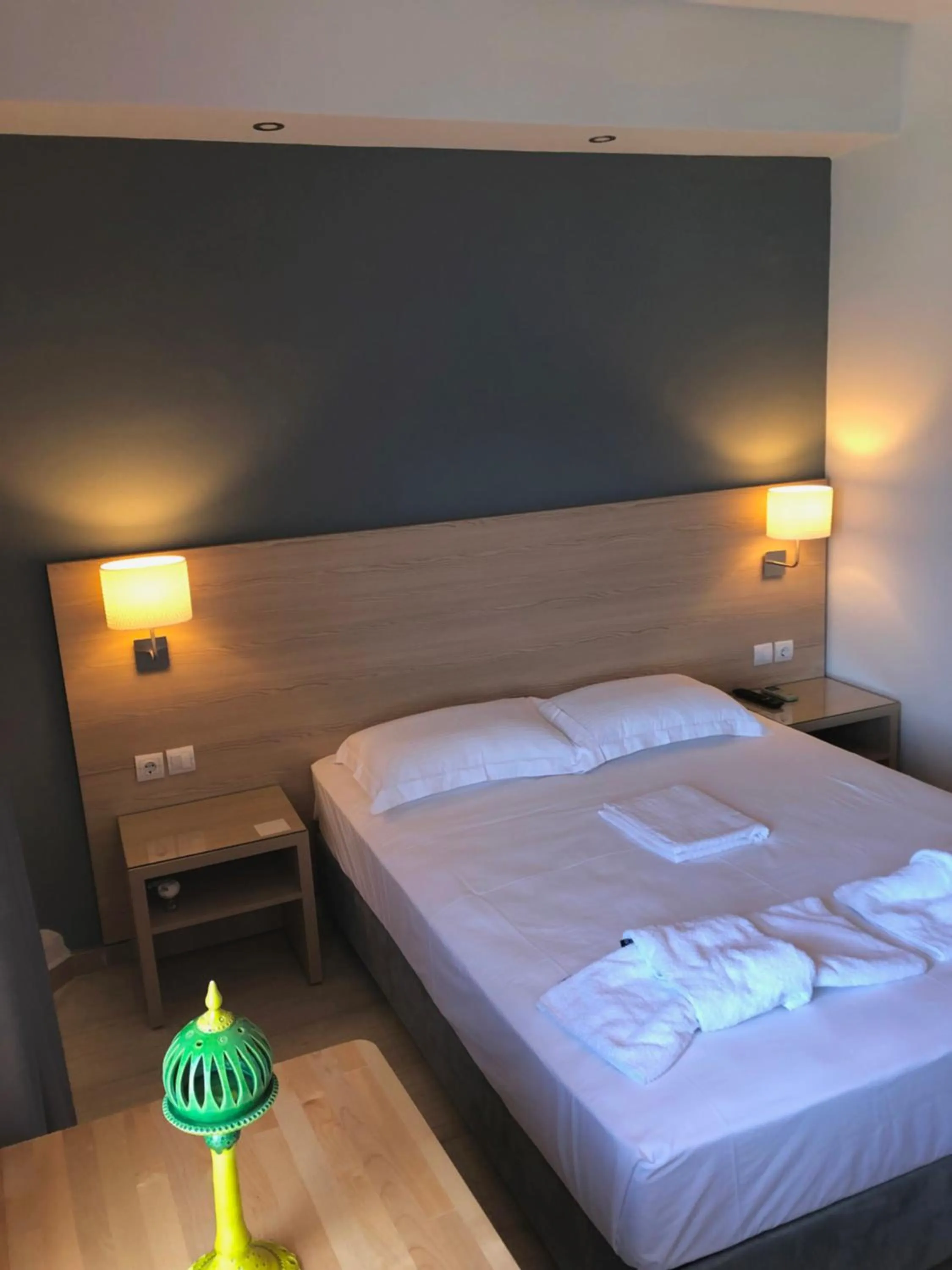 Bed in Thalassa view