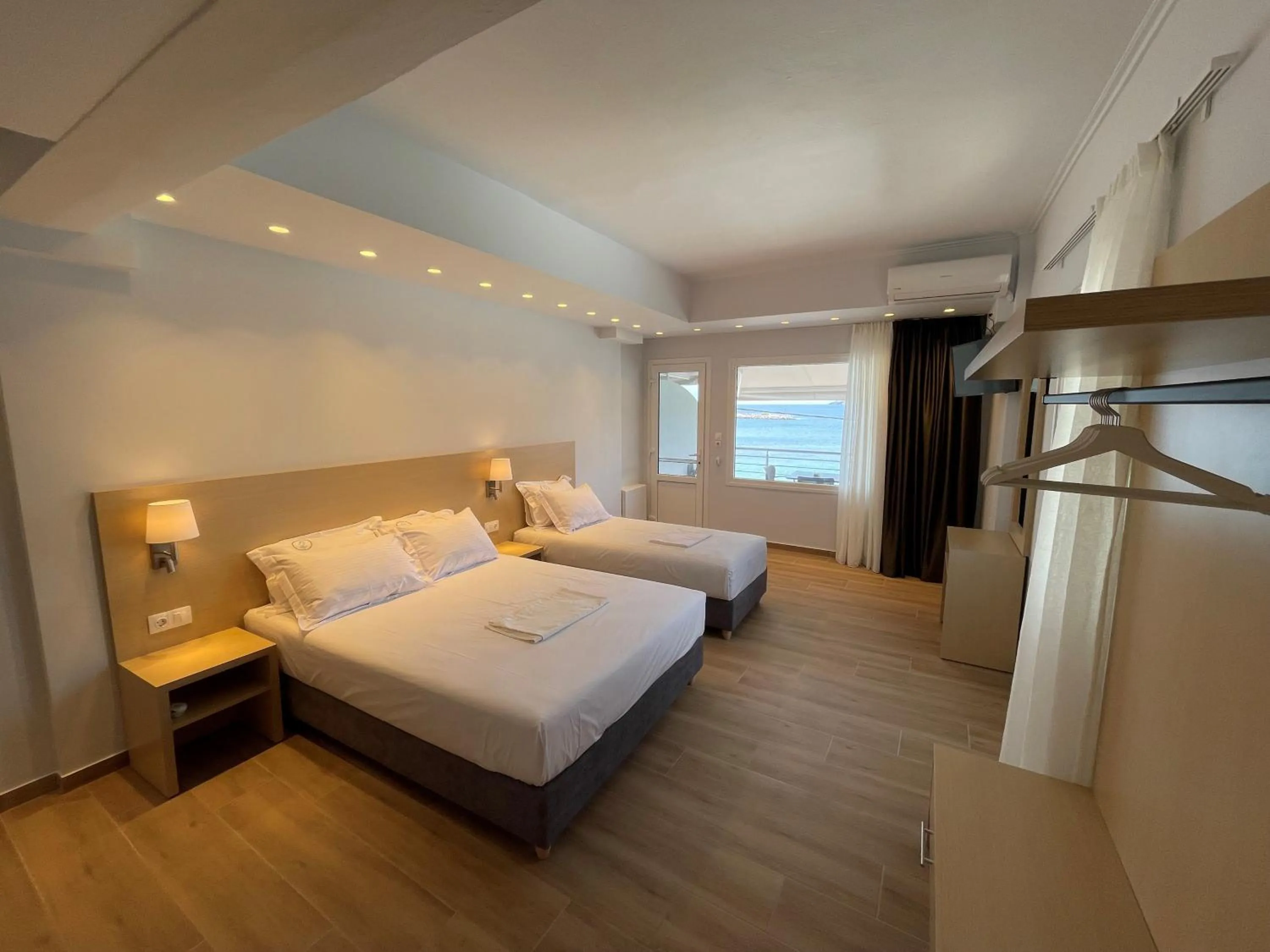 Bed in Thalassa view