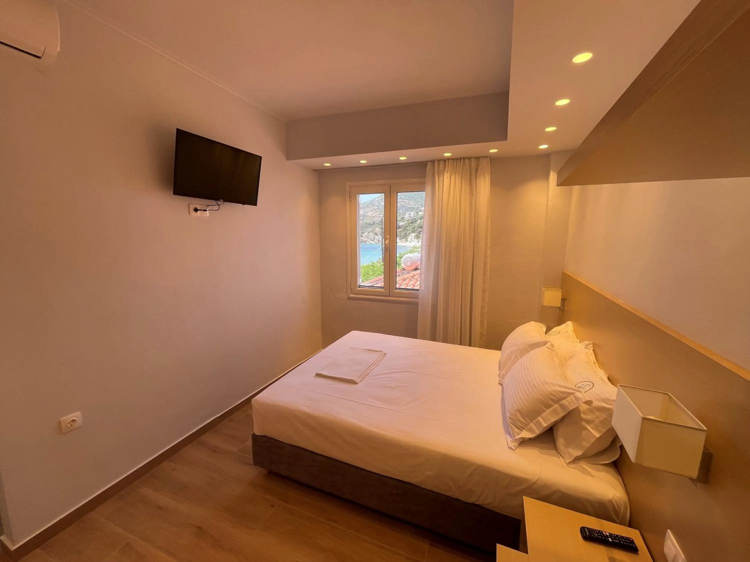 Bed in Thalassa view