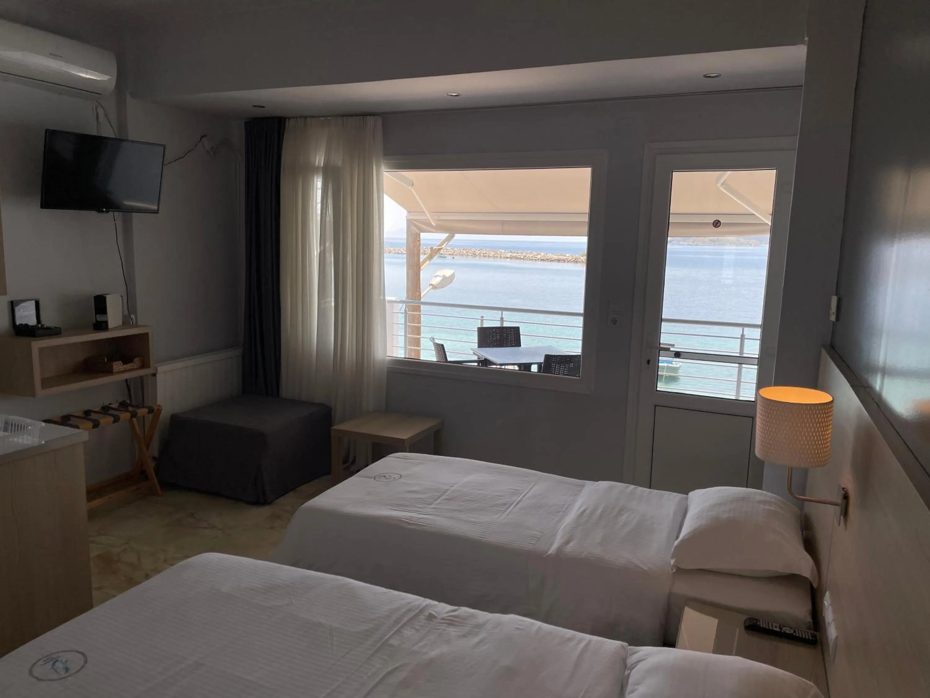 Bed in Thalassa view