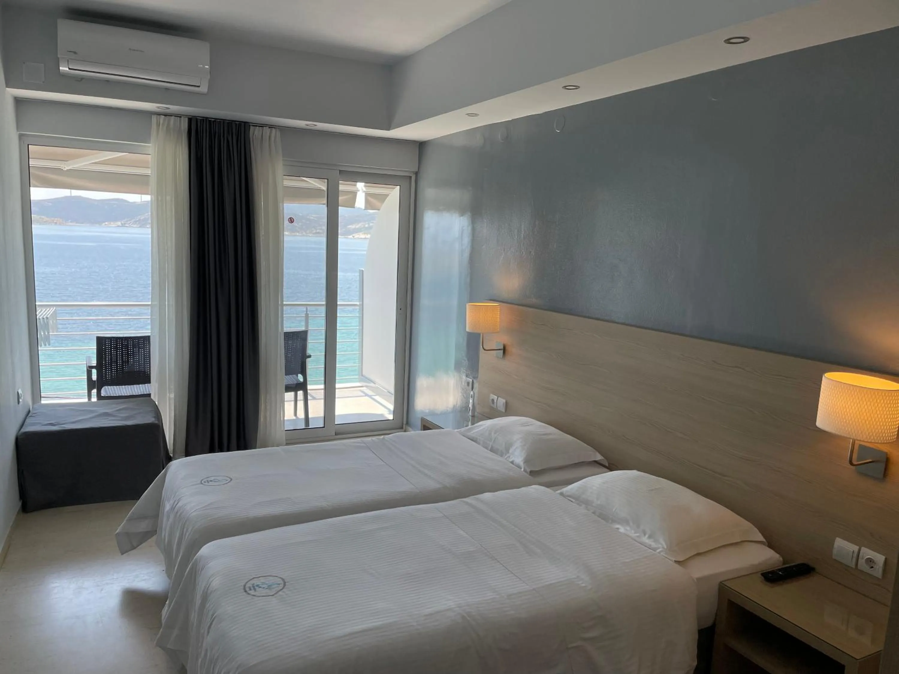 Bed in Thalassa view
