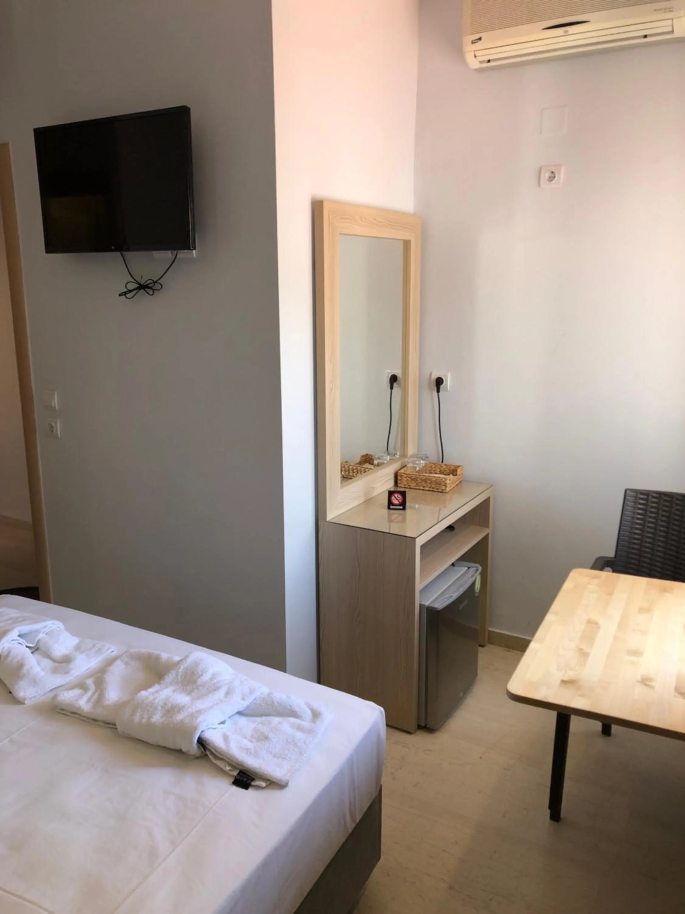 Communal lounge/ TV room, Bed in Thalassa view