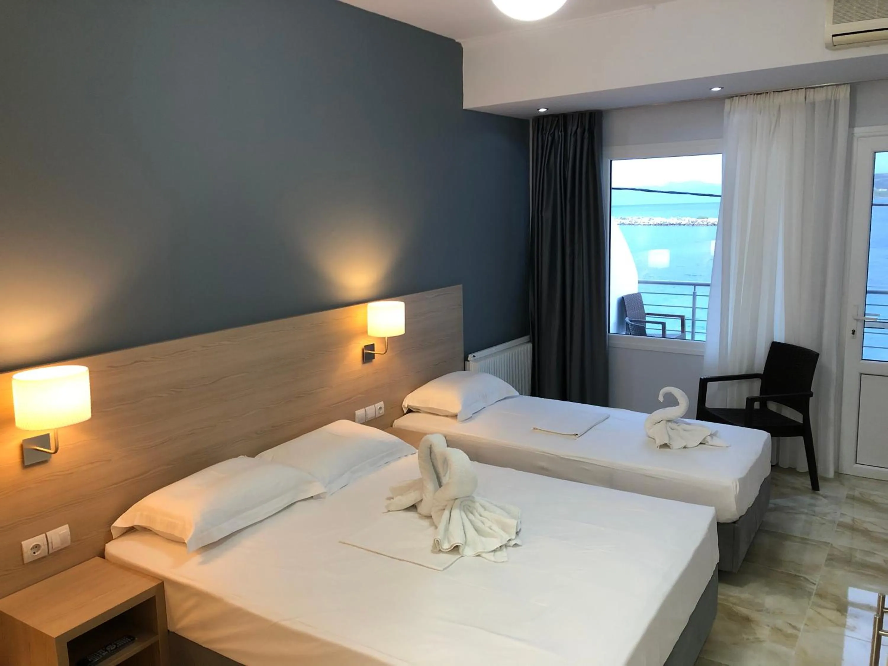 Bed in Thalassa view