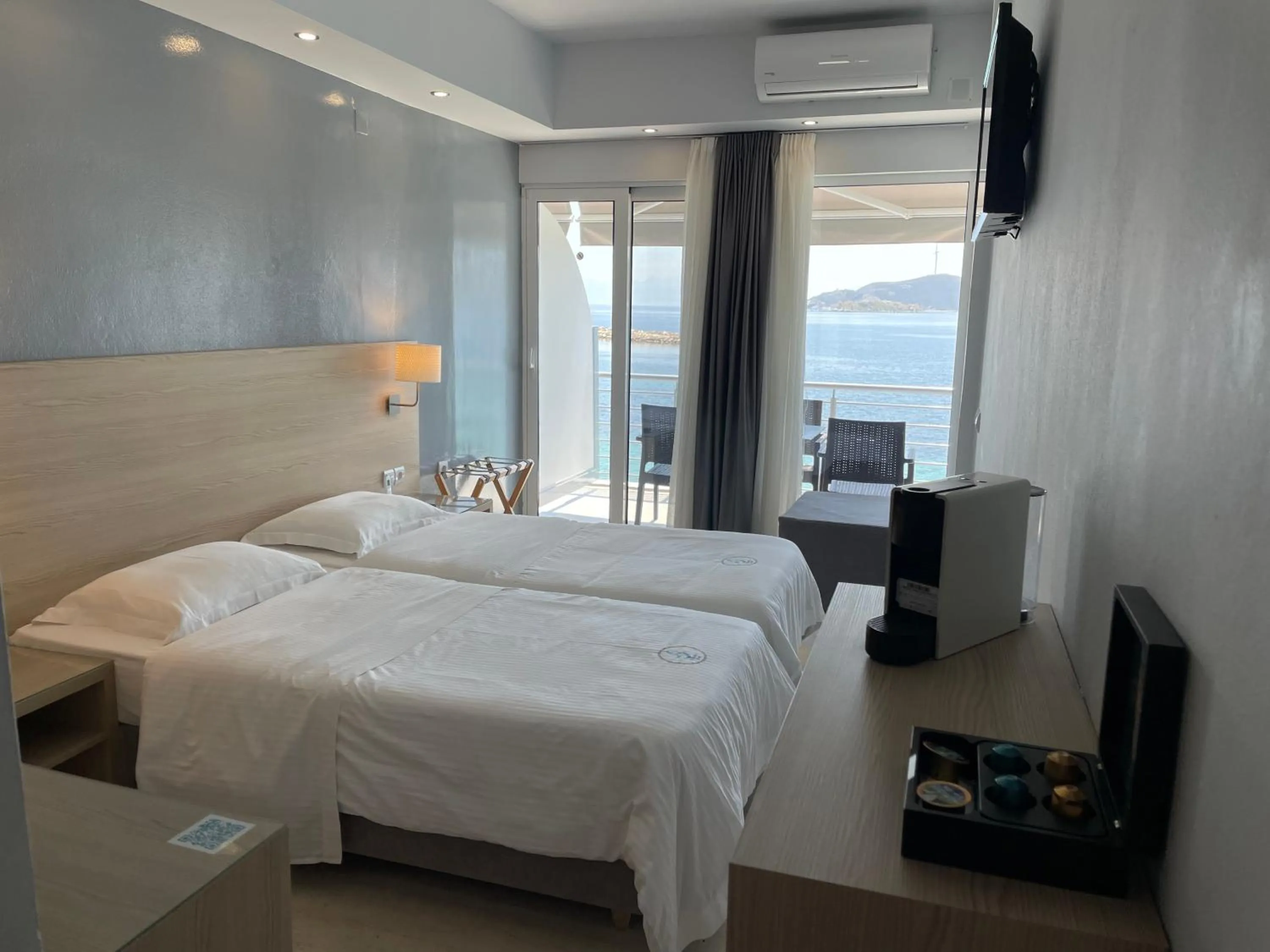 Bed in Thalassa view