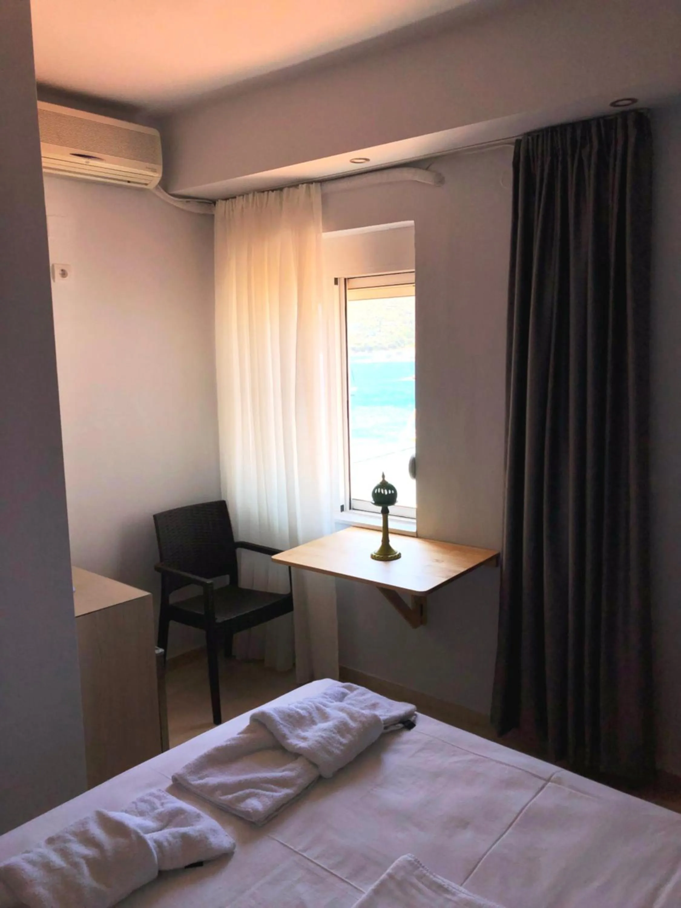 Bed in Thalassa view