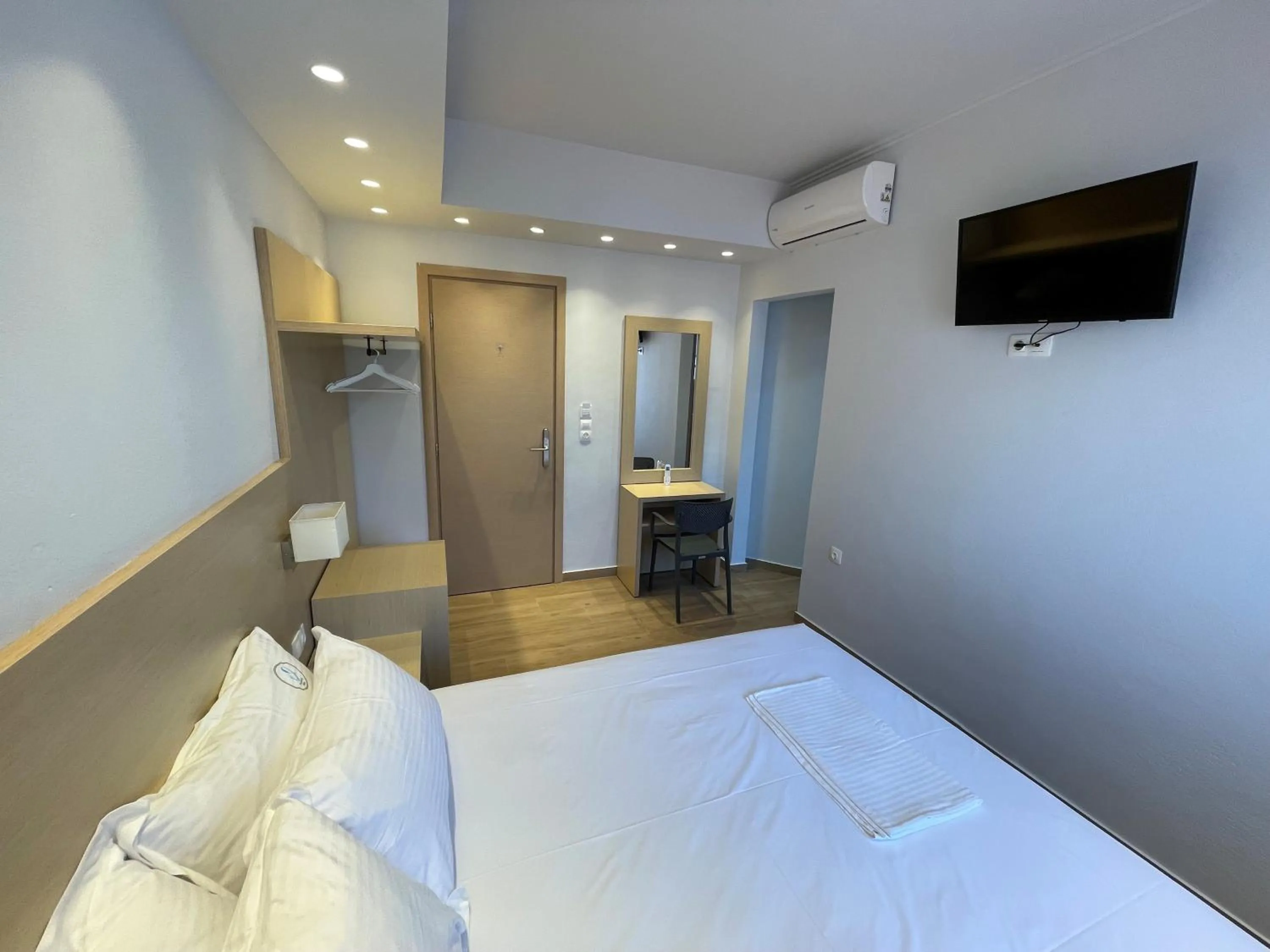 Bed in Thalassa view