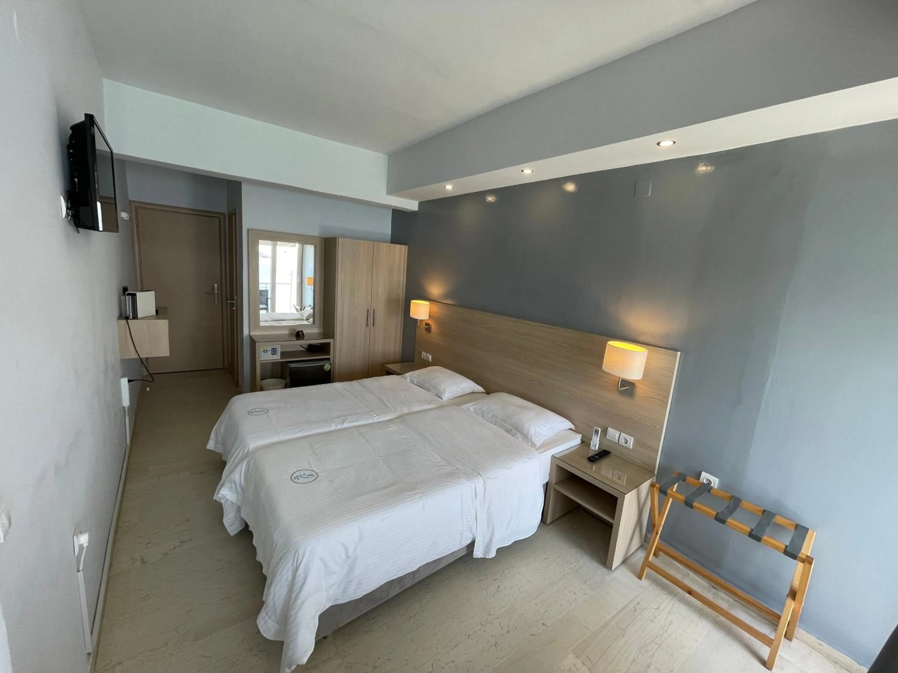 Bed in Thalassa view