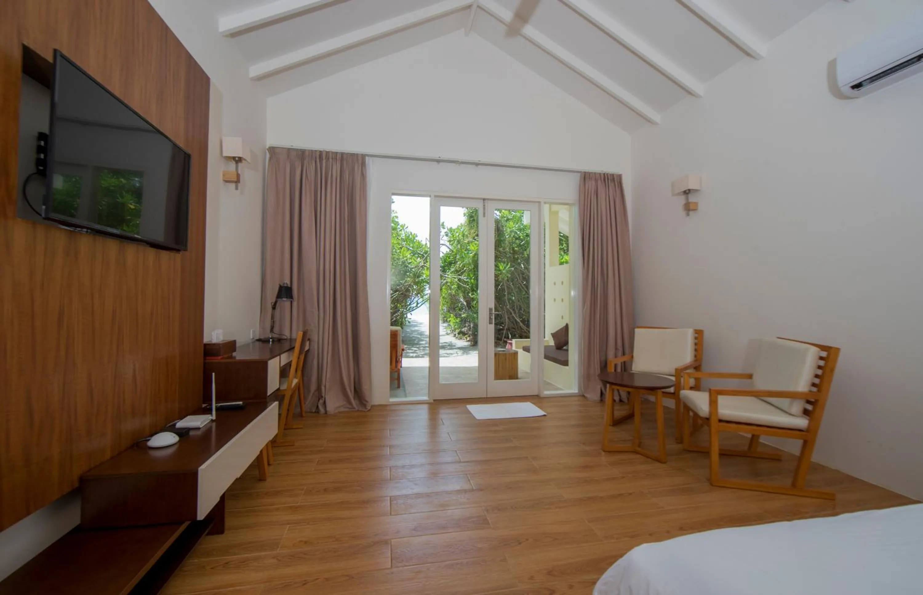 TV and multimedia, Bed in Hondaafushi Island Resort