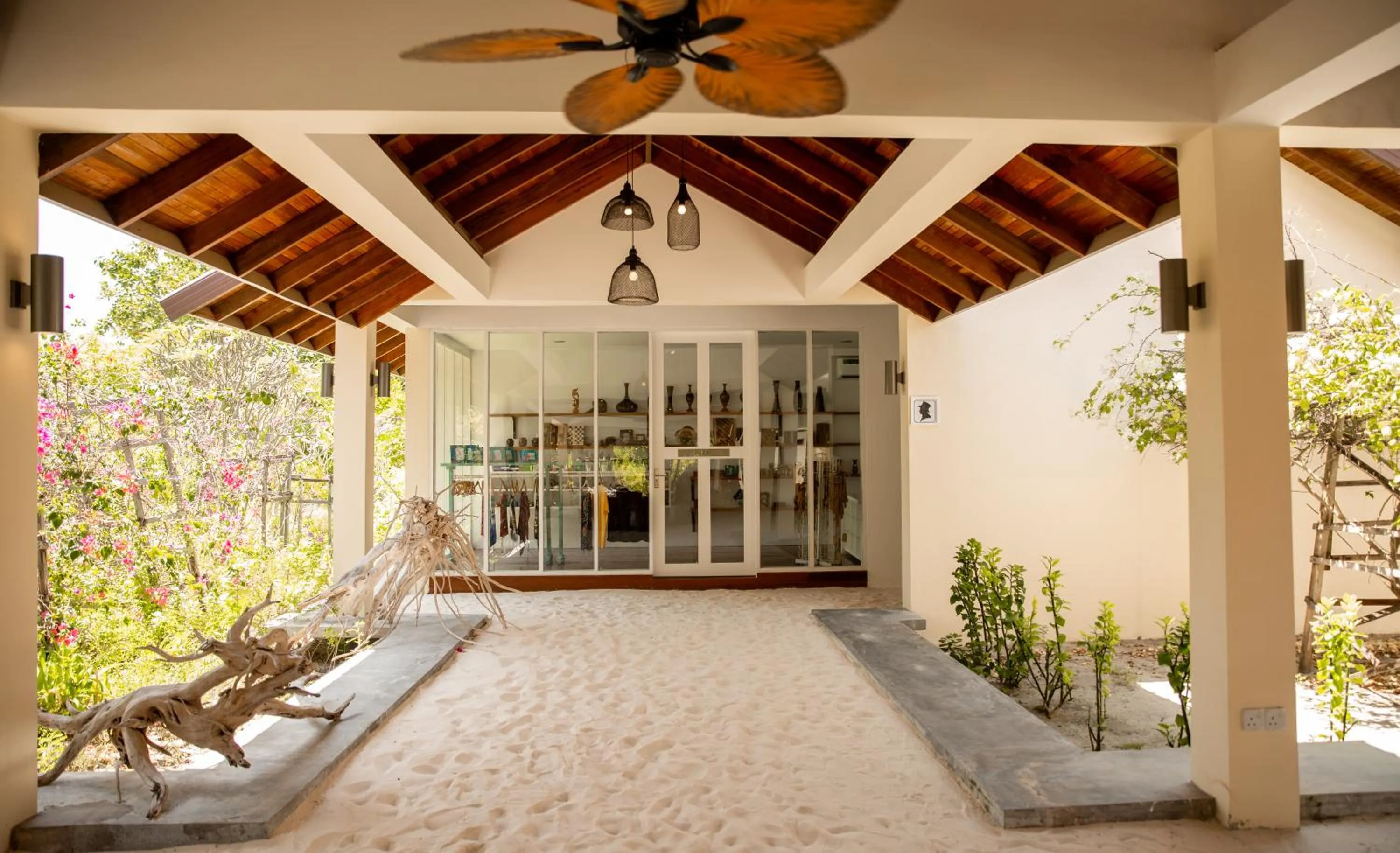 On-site shops in Hondaafushi Island Resort