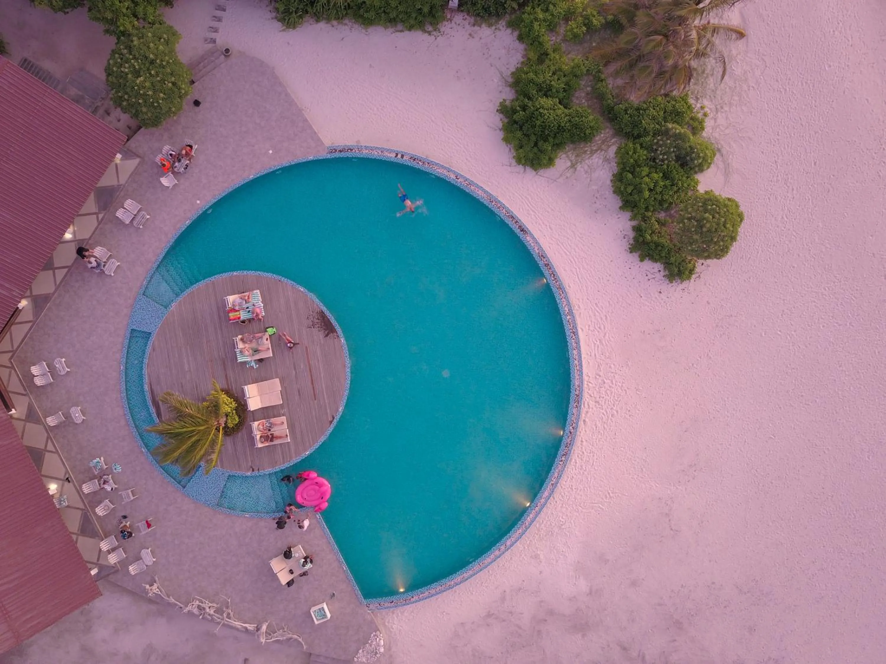 Swimming pool in Hondaafushi Island Resort