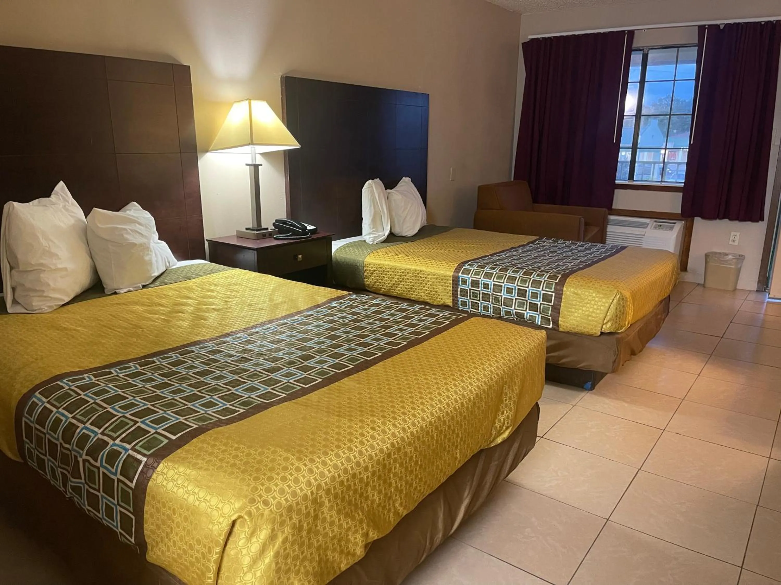 Bedroom, Bed in Highland Inn Denham Springs Baton Rouge East