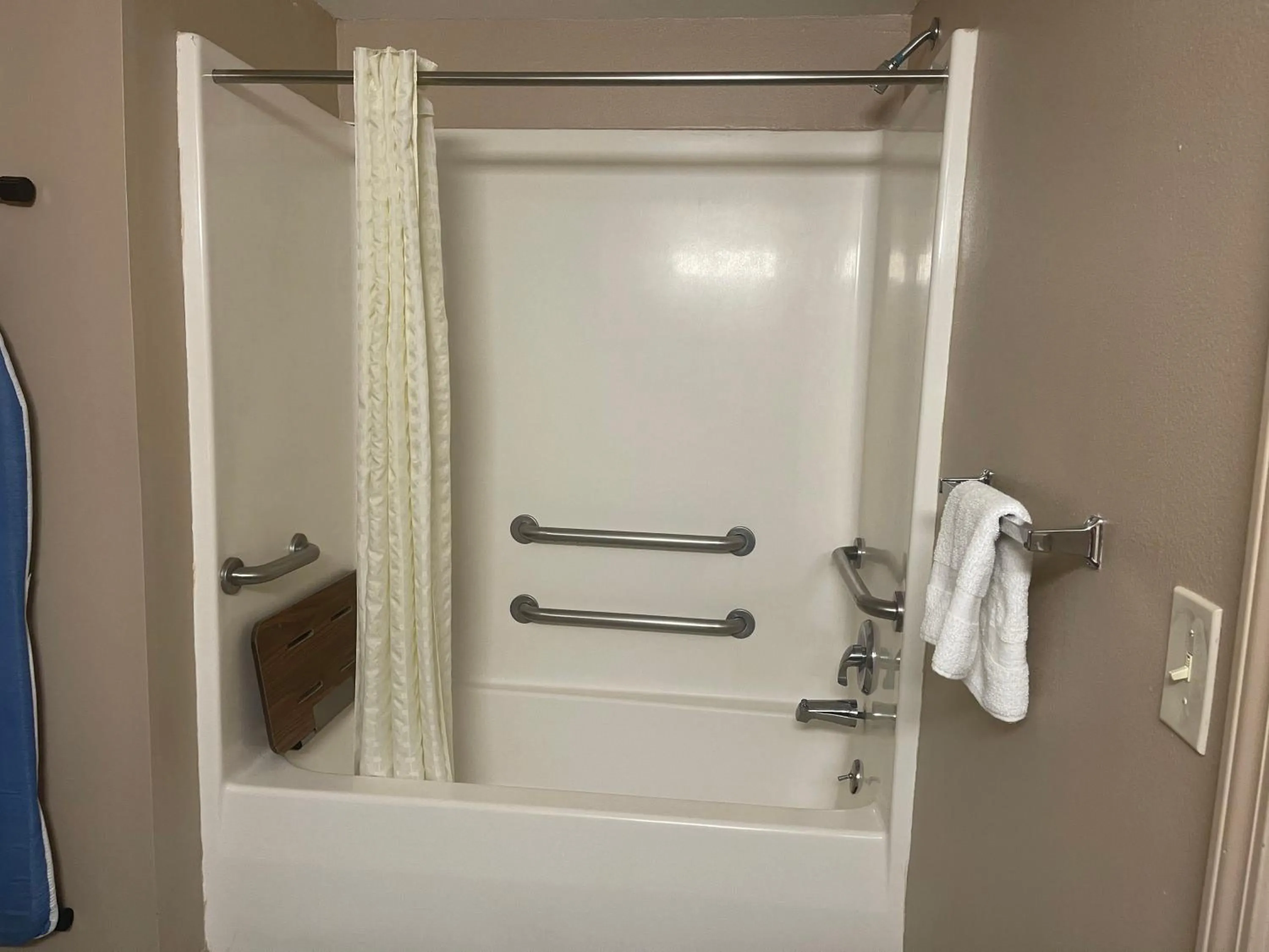 Bath in Highland Inn Denham Springs Baton Rouge East