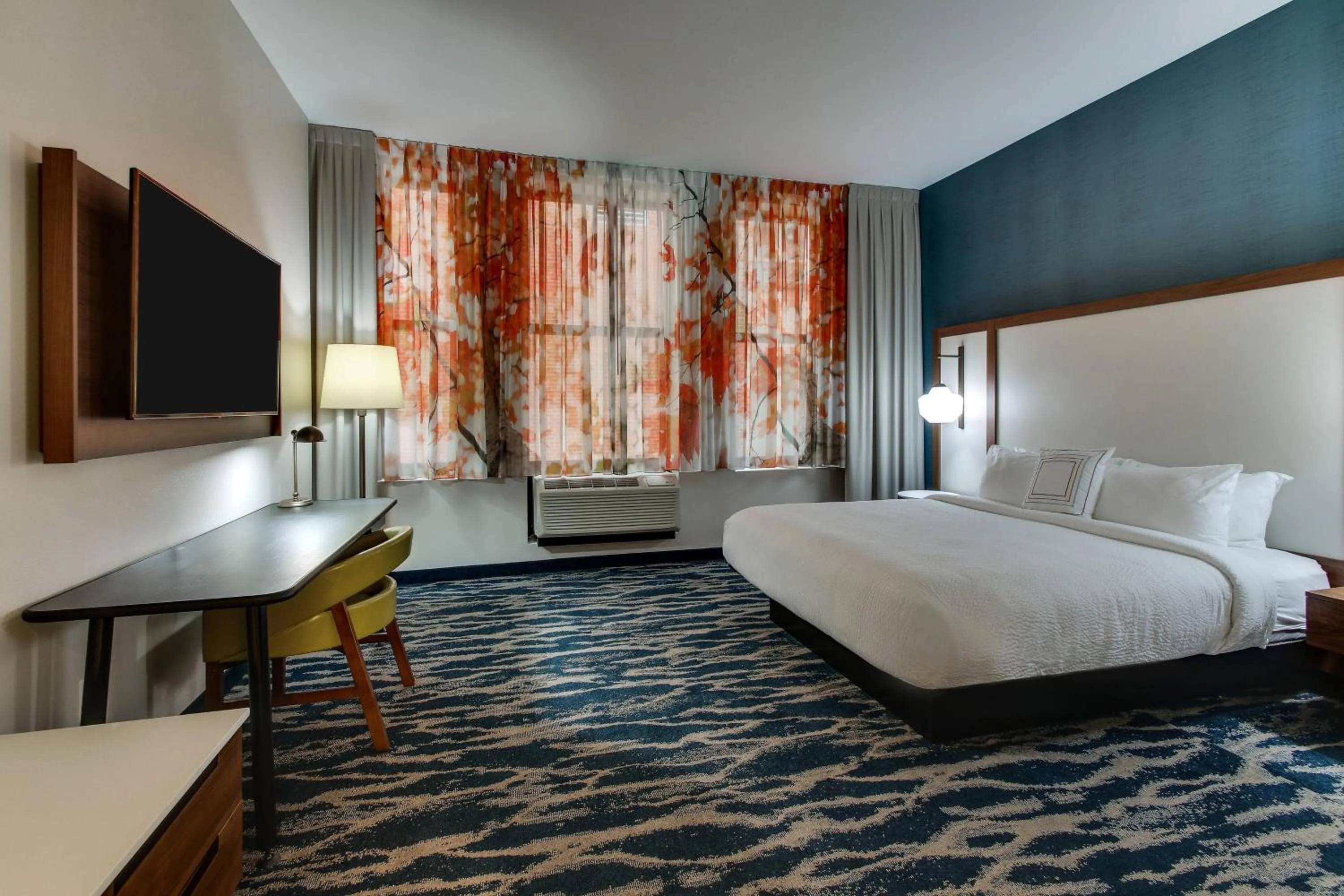 Photo of the whole room, Bed in Fairfield Inn & Suites by Marriott Birmingham Downtown