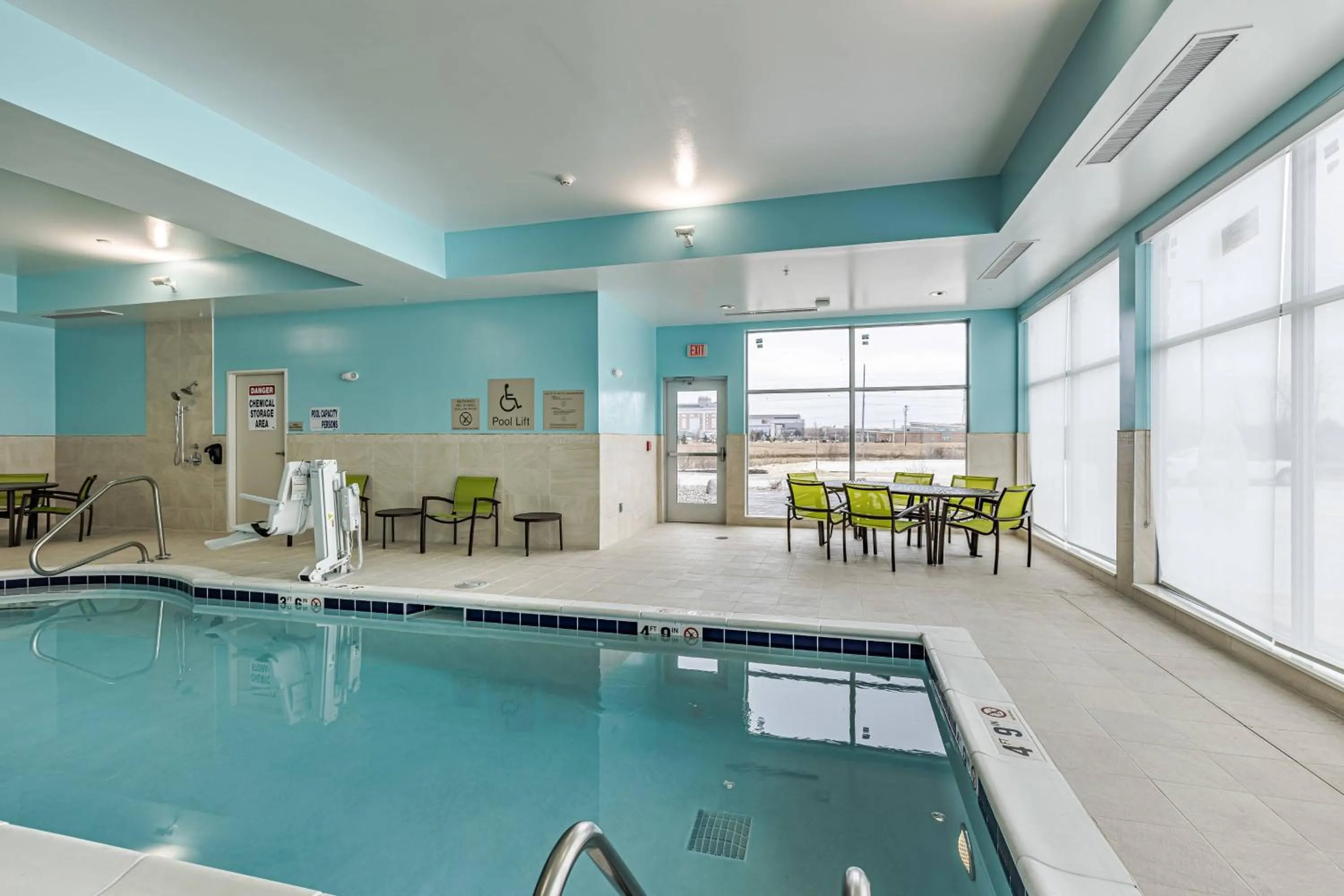 Swimming pool in SpringHill Suites by Marriott Fort Wayne North