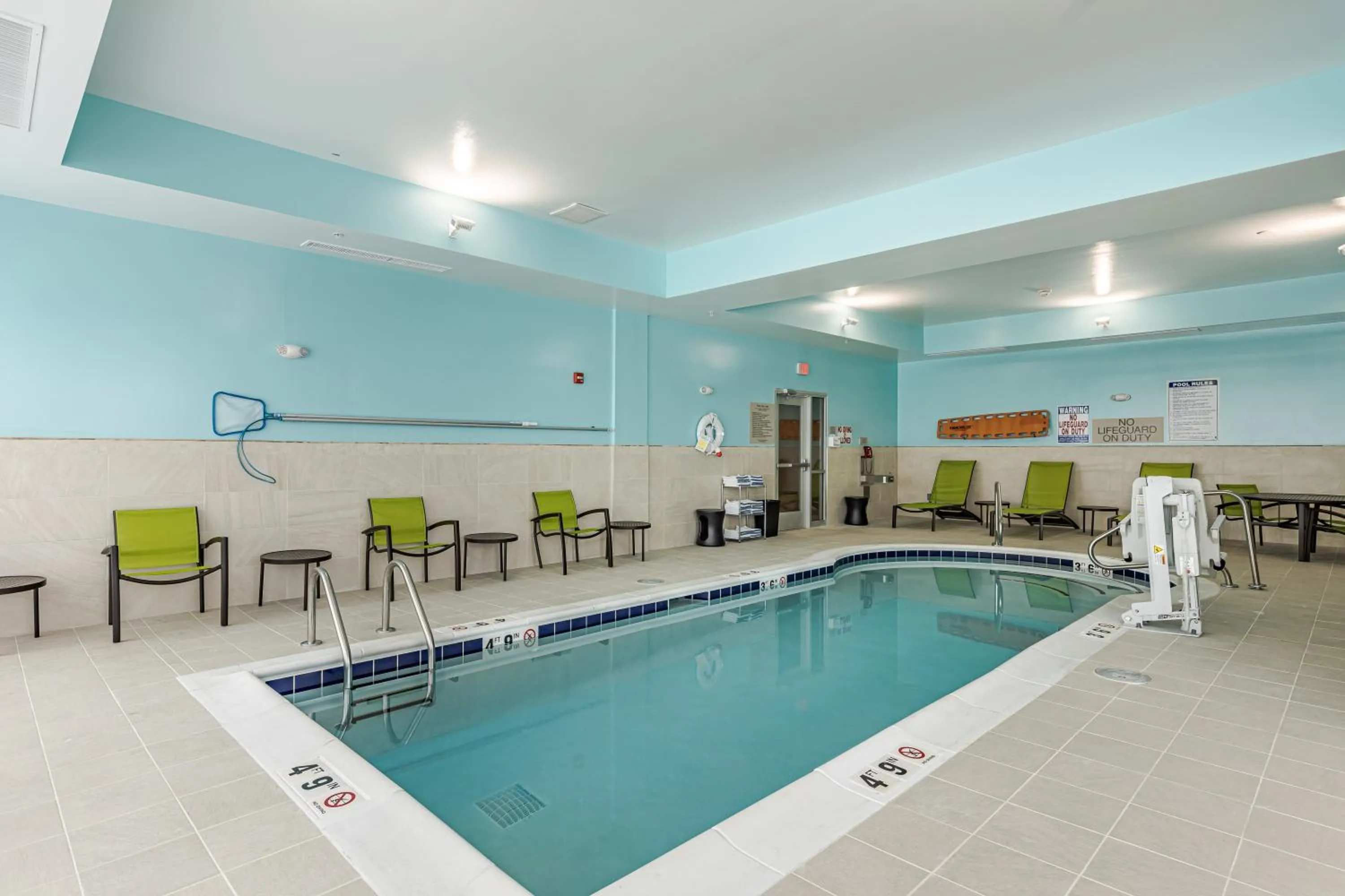 Swimming pool in SpringHill Suites by Marriott Fort Wayne North