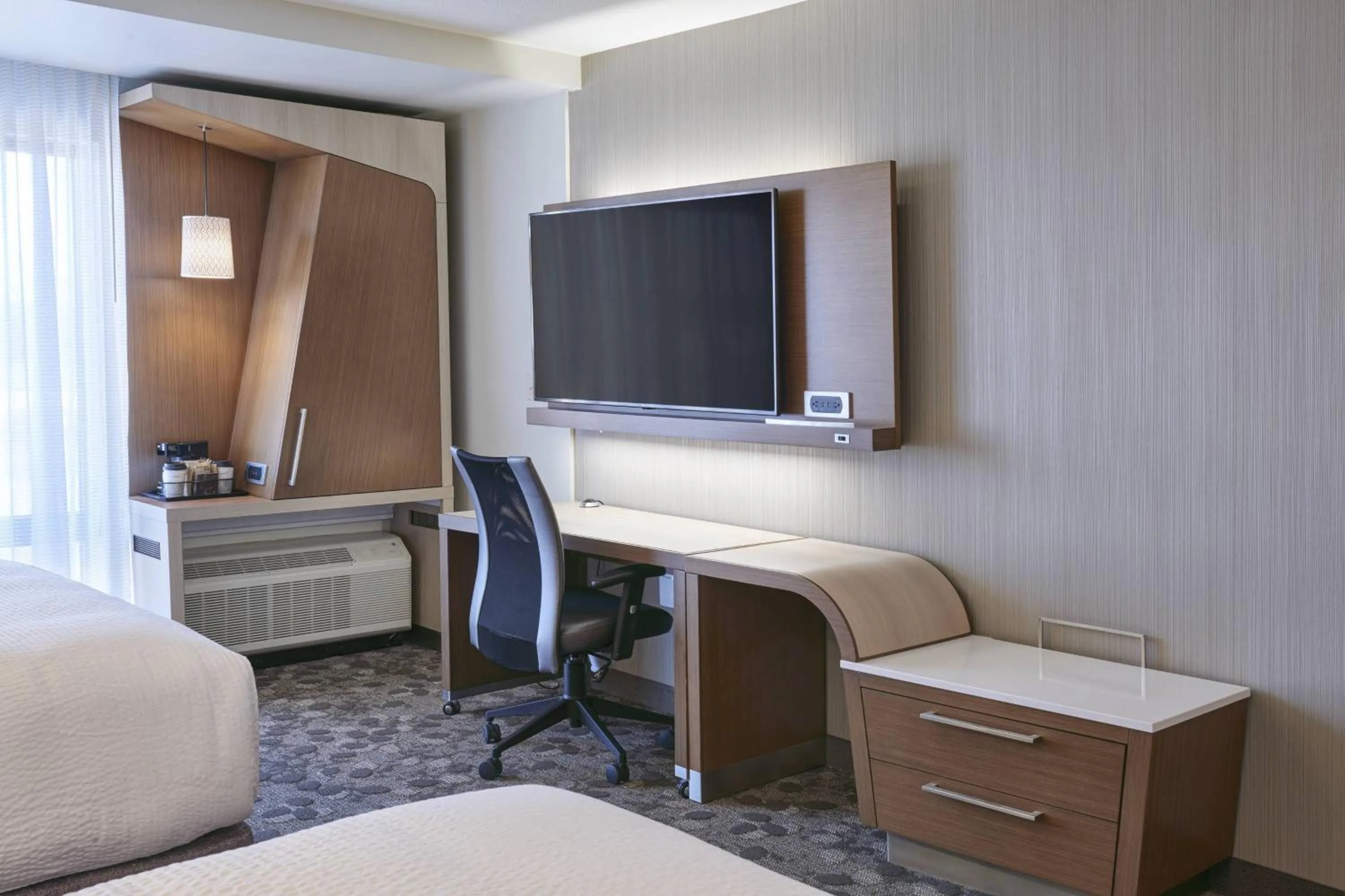 Photo of the whole room, Bed in Courtyard by Marriott Jackson