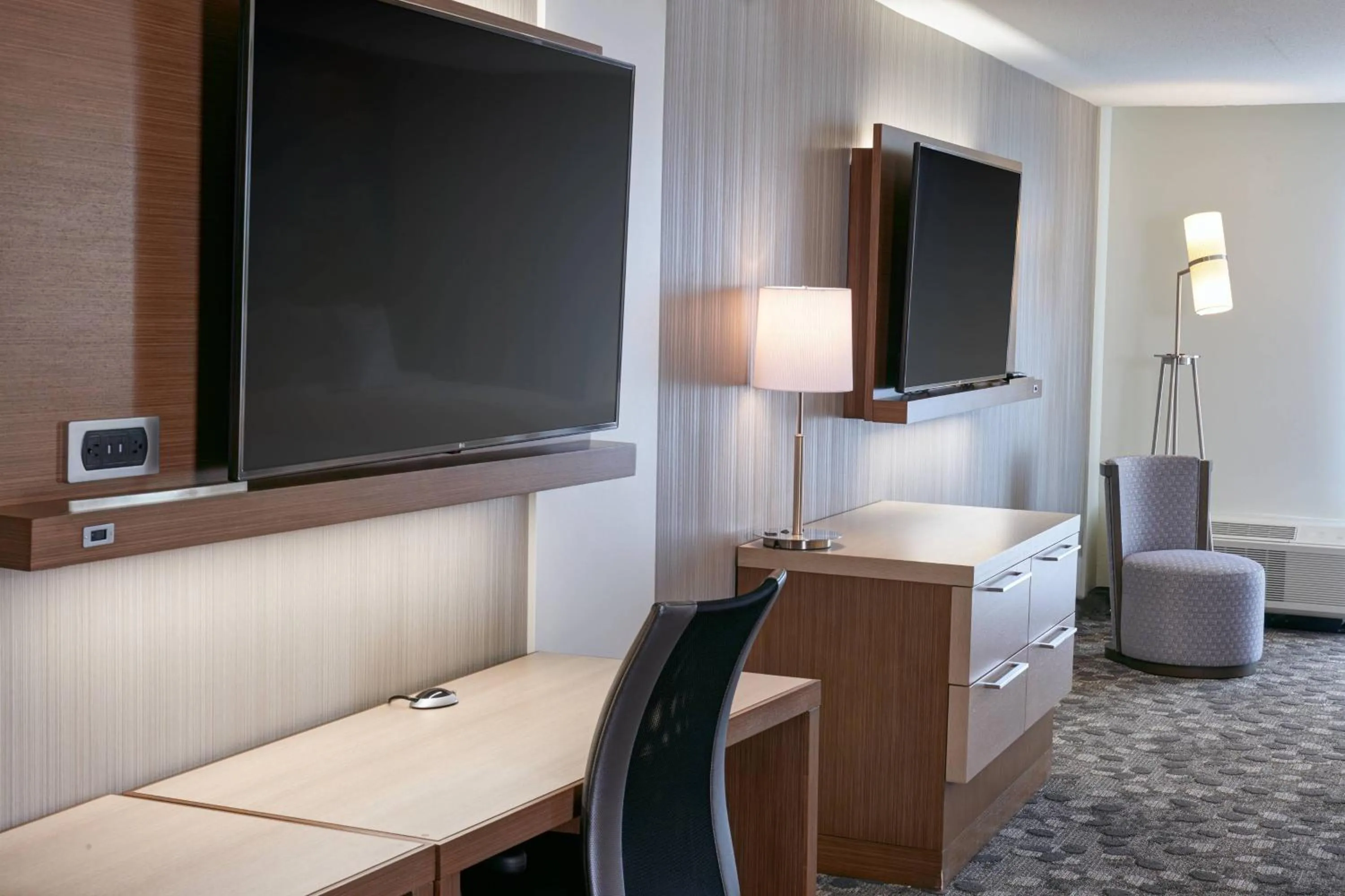 Photo of the whole room, Bed in Courtyard by Marriott Jackson