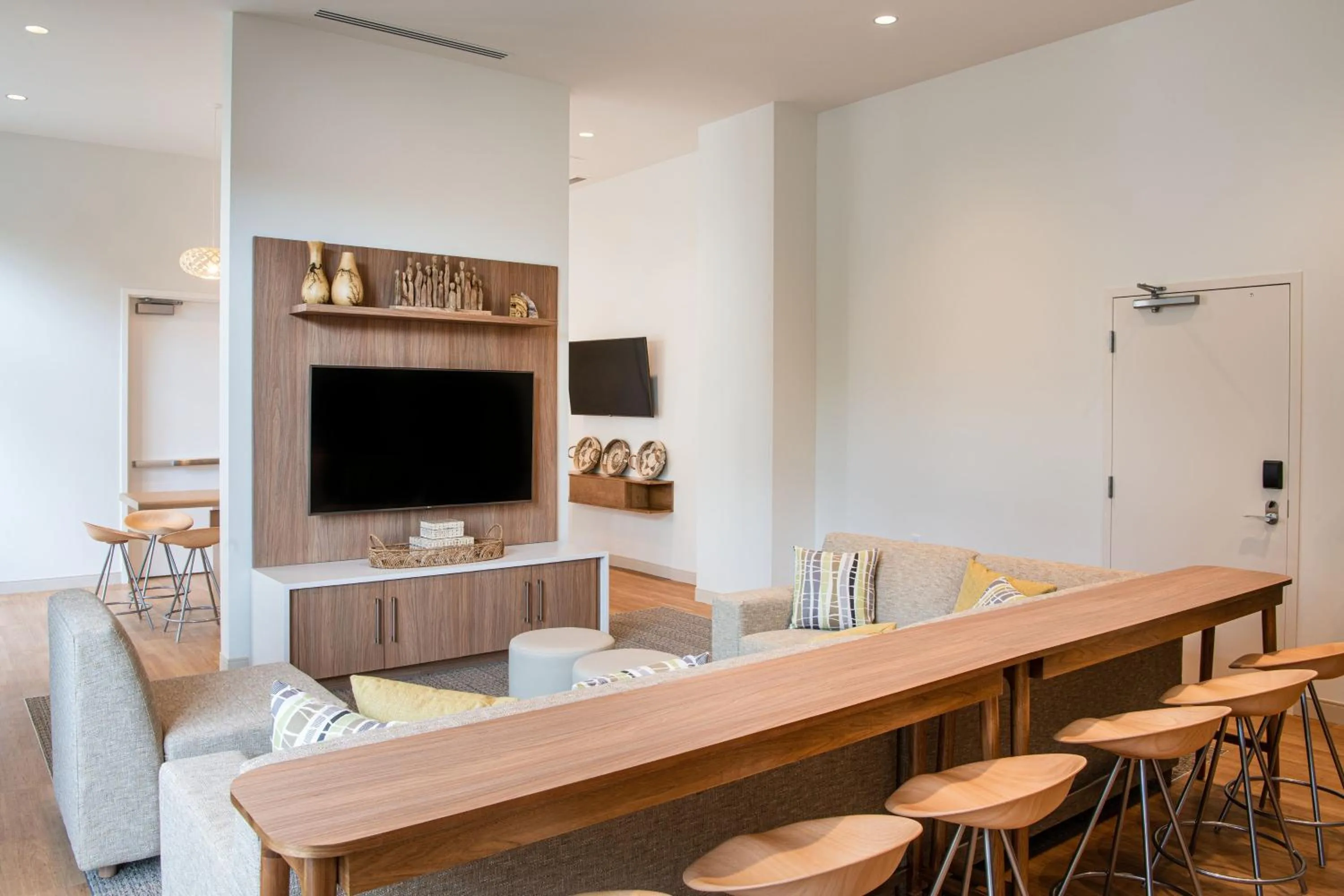 Photo of the whole room in Element Scottsdale at SkySong