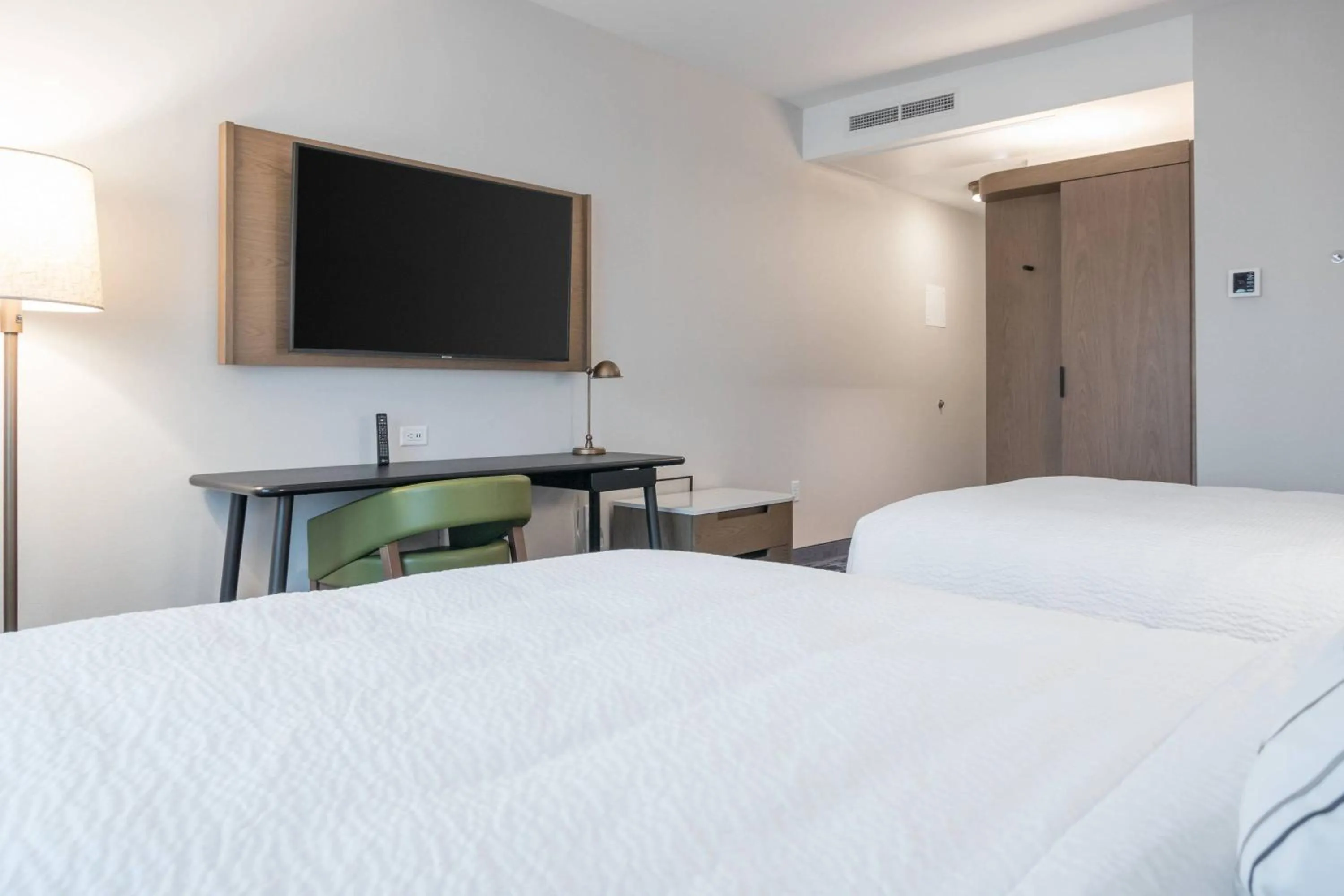 Photo of the whole room, Bed in Fairfield Inn & Suites by Marriott San Jose North/Silicon Valley